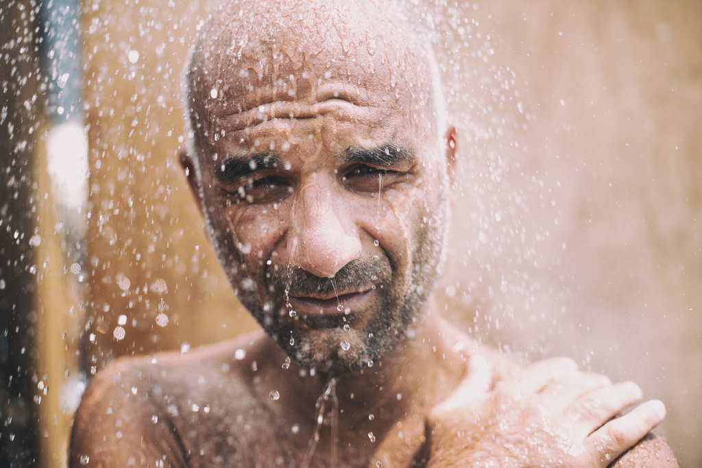 herrer, ansigt, mennesker, hvid, portræt, sport, øjne, vand, himmel, udendørs, regn, tæt på, indendørs, morgen, Brun, lempelse, Sol, hår, udvej, sommer, våd, bruser, faldende, badeværelse, Person, hud, spa, Fryser, hoved, kaukasisk, bad, lukket, nøgen, forfriskende, vask, Koncept, en, nøgen, naturlig, smil, dråbe, mand, baggrund, skæg, slap af, sjovt, ung, human, flyde, sund og rask, ren, røre ved, afslappet, voksen, legeme, fitness, symbol, muskel, perfektionere, omsorg, aktivitet, stærk, sundhed, hygiejne, ansigtsbehandling, atlet, hage, bryst, tæt på, ansigtshår, smuk, macho, hanner, closup, nydelse, voksne, barechestedness, copyspace, brusere, forfriskning, spurt, isolatedimage