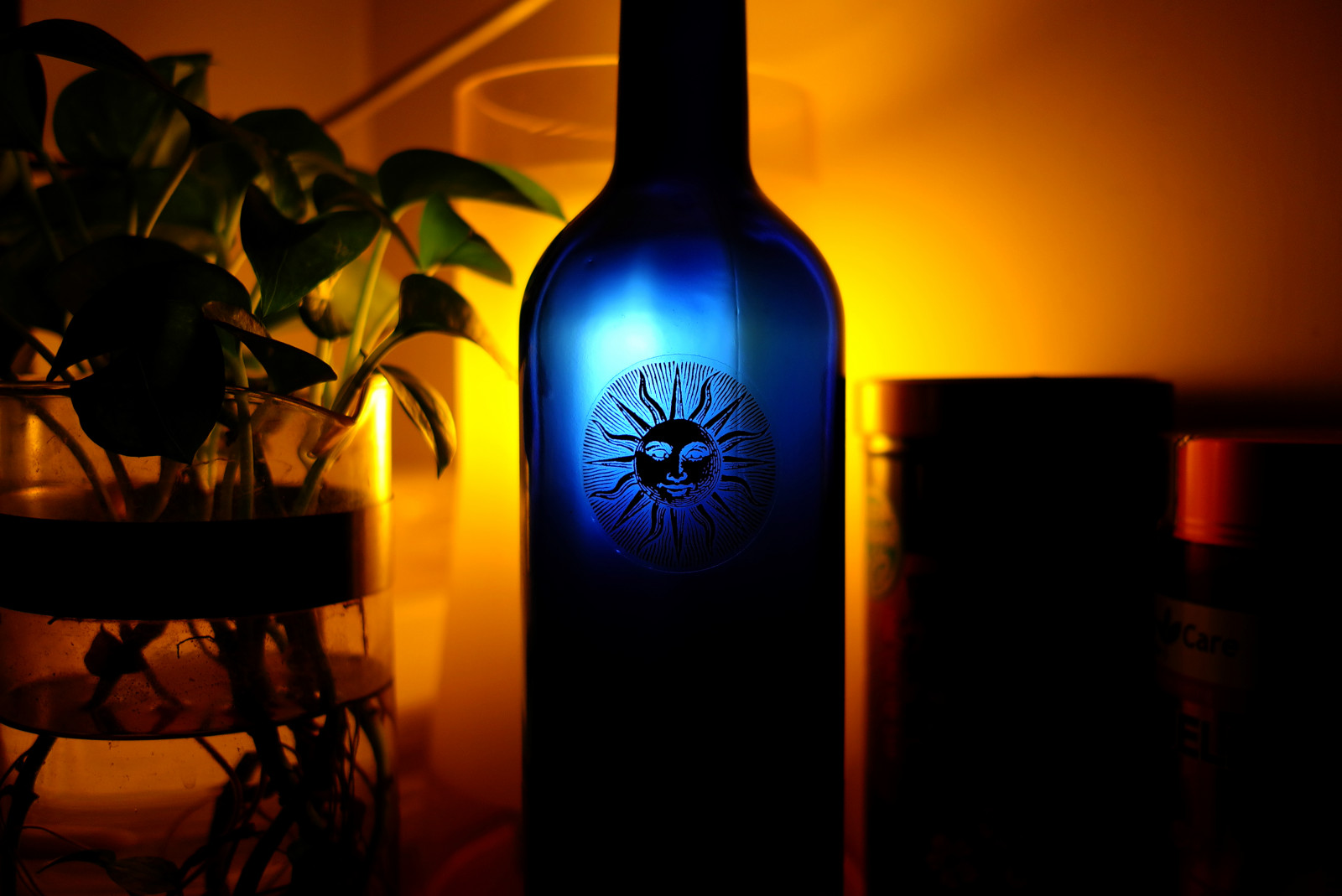 město, ulice, noc, víno, napít se, sklenka, světlo, příběhy, večer, láhev, osvětlení, tma, destilát, likér, alkoholický nápoj, Sklenice, lahev vína