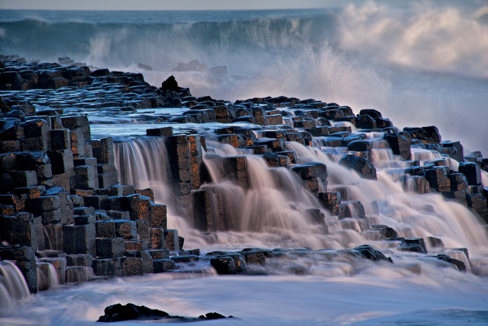 landscape waterfall sea water rock nature snow winter long exposure ice waves coast Ireland rock formation Freezing weather season ocean wave atmospheric phenomenon body of water wind wave Giants Causeway water feature 2560x1709 px