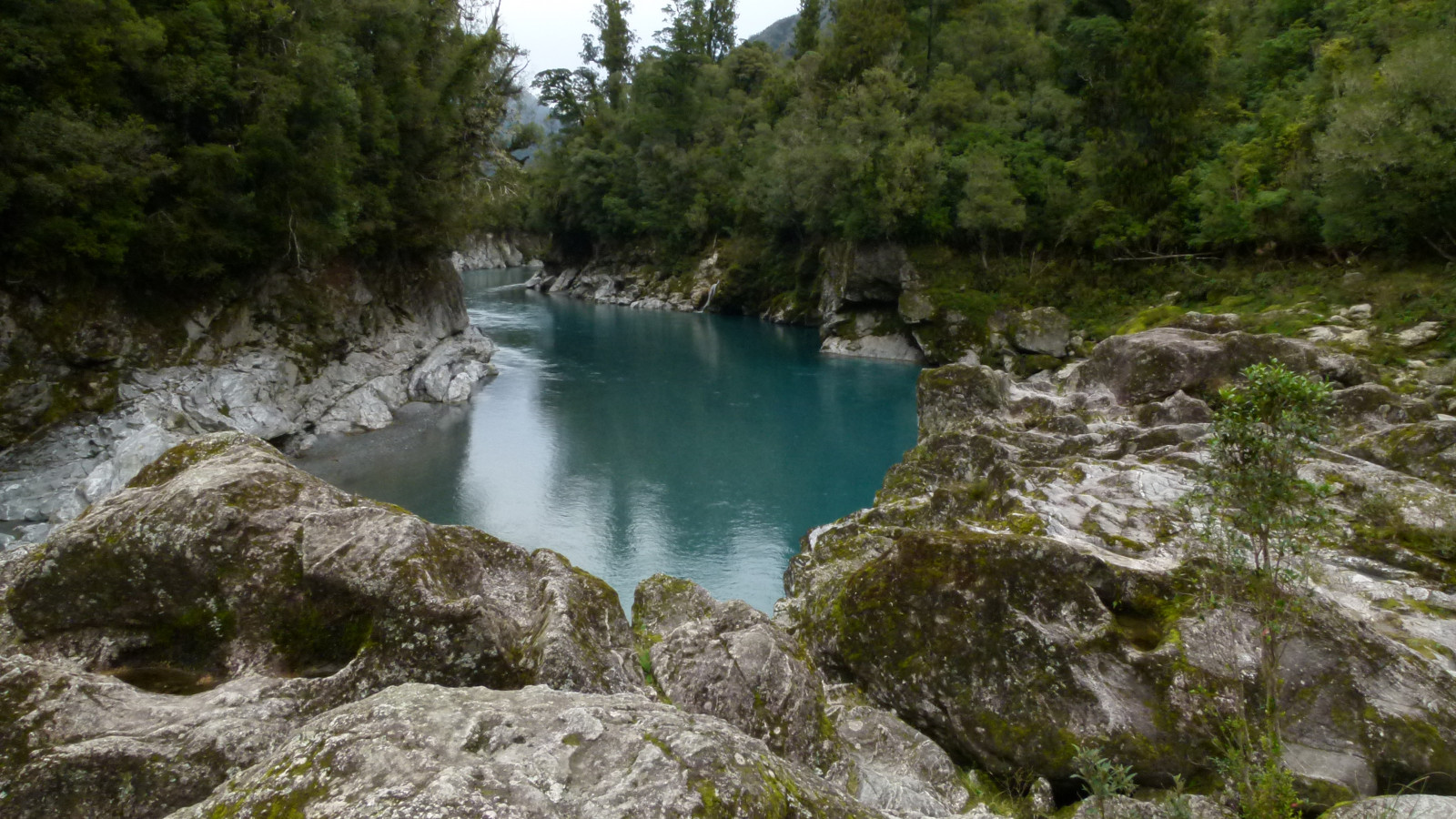 aotearoa, Nový Zéland, Newzealandwild, Příroda, Newzealandnature, divoký, divočina, západní pobřeží, Hokitika, Hokitikagorge, glaciální, Ledovcová voda, modrý, řeka, zátoka, proud, tyrkysový, skály, geologie, Newzealandfotografie, Novýfotografiefotografie, Scenicnewzealand, fotky, Stevereekiephotography, Newzealandgeographic, národní geografie, Průhled, scénický, scenérie, panoráma, greatnature, Stevereekie, Wildnewzealand, Wildaotearoa, krása, Krásná, ohromující, nádherný