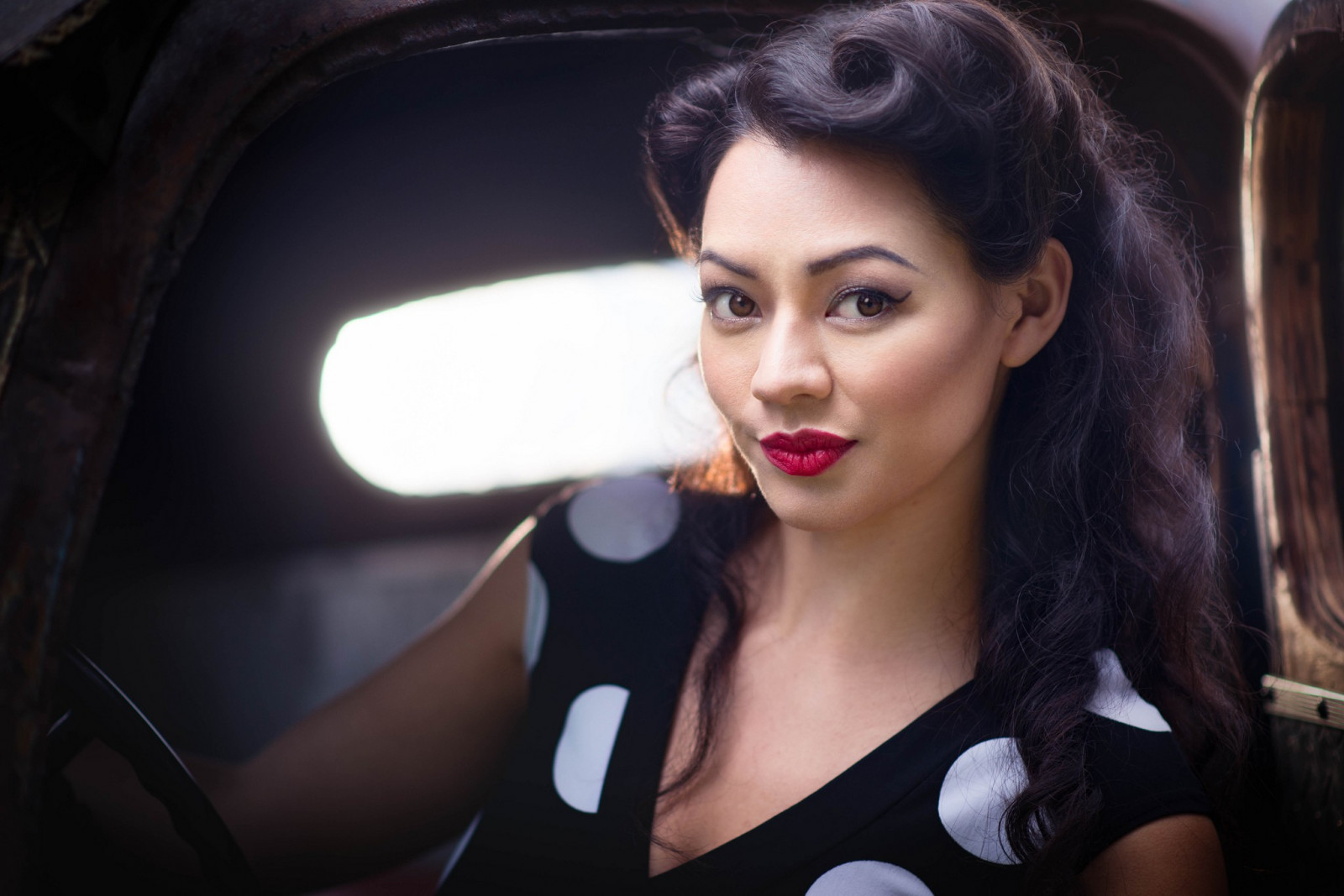 ไฟ, ดำ, ผู้หญิง, โมเดล, แนวตั้ง, ชุดสีดำ, รถ, สีน้ำตาล, แว่นตา, กำลังมองหาผู้ชม, การถ่ายภาพ, นักร้อง, ลิปสติกสีแดง, ผมสีดำ, แฟชั่น, อายไลเนอร์, คน, ร้องเพลง, หญิงสาว, ความงาม, ยิ้ม, ตา, ผู้หญิง, ผู้หญิง, รูปถ่าย, การถ่ายภาพบุคคล, การถ่ายภาพ, ผมสีน้ำตาล, ร่างกายมนุษย์