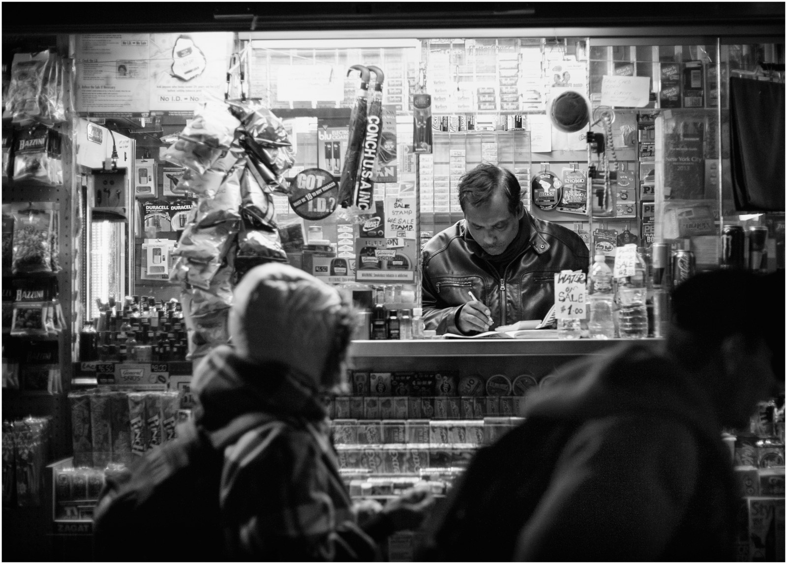 mennesker, hvid, sort, monokrom, portræt, vindue, gade, nat, by-, skygge, fotografering, Nikon, USA, liv, noir, York, infrastruktur, 50mm, ny, bw, Gade syn, stil, nyc, streetphotography, rue, blanc, nb, ensomhed, øjebliksbillede, D700, samtale, uventet, ombre, vie, byområde, sort og hvid, monokrom fotografering, enhed, Licari, human behavior