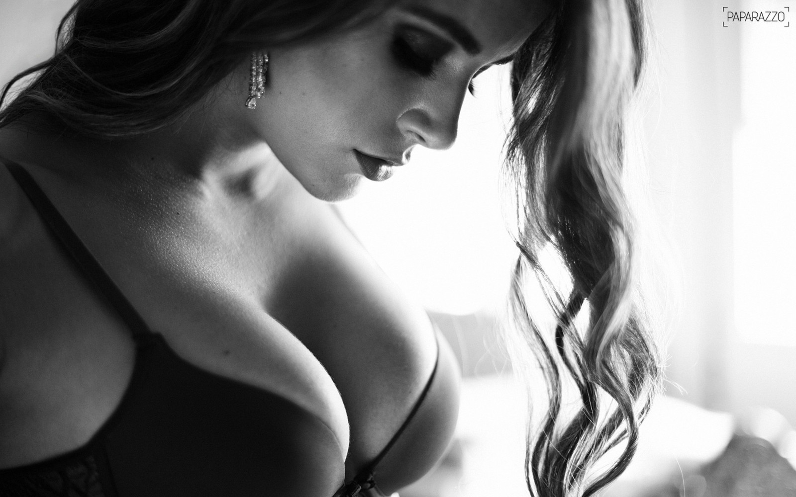 Černá, ženy, černobílý, model, portrét, dlouhé vlasy, fotografování, černé vlasy, móda, vlasy, spodní prádlo, brazilský, Osoba, supermodelka, Laisa Portela, krása, žena, smysl, hruď, Černý a bílý, monochromatické fotografování, portrétní fotografie, focení, hnědé vlasy, umění model, interakce