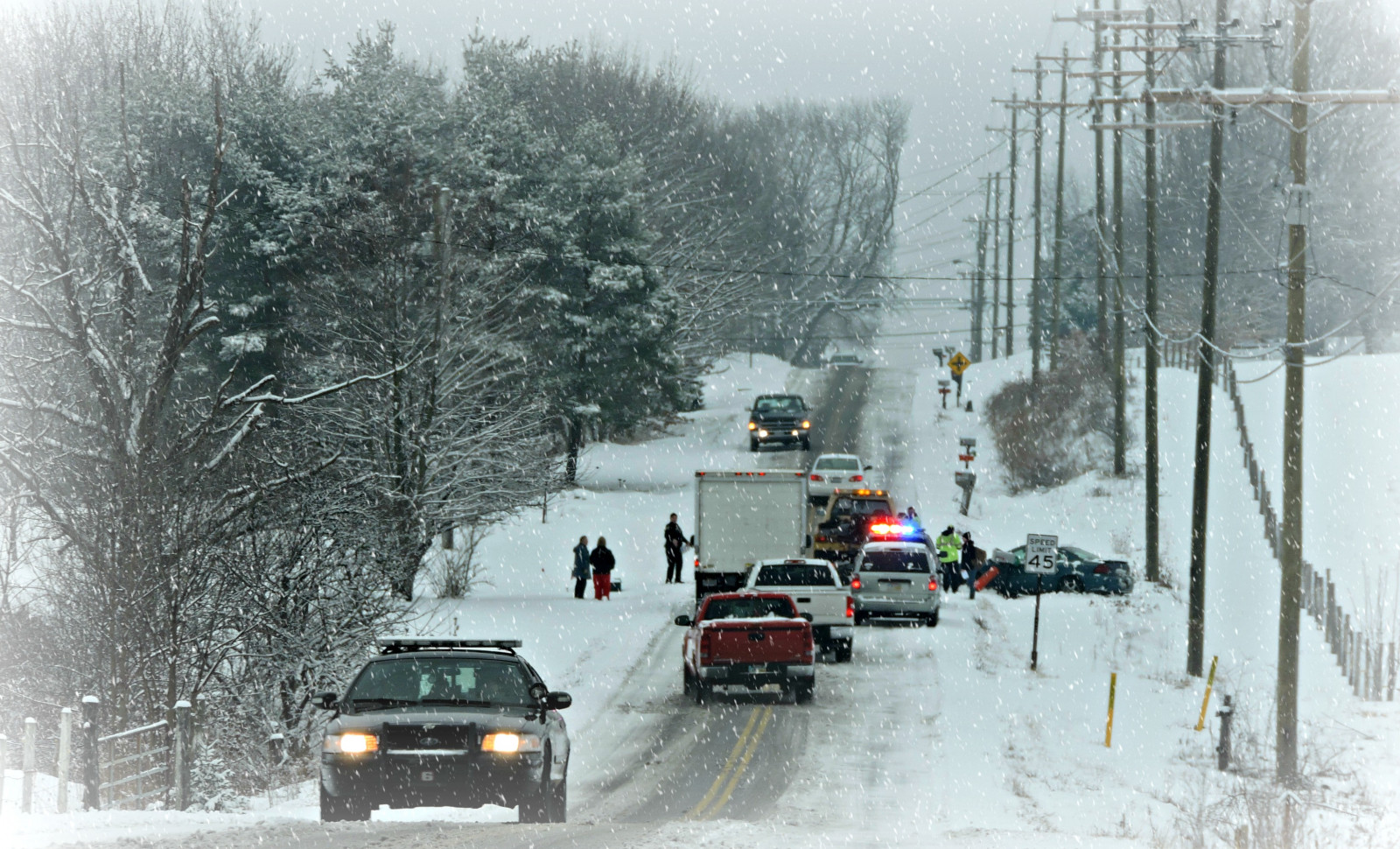 stromy, lidé, sníh, zima, kopce, Světlomety, zmrazení, Ohio, počasí, sezóna, cars, vozidla, ledový, zasněžování, vánice, ploty, portagecountyohio, brimfieldohio, geologický fenomén, zimní bouře, déšť a sníh mísí, telephonepoles, vozovka, brimfieldtownshipohio, policejní auto, záblesky, harshreality, oldforgeroad, twotruck, snowcoveredroad, hazardousdrivingconditions