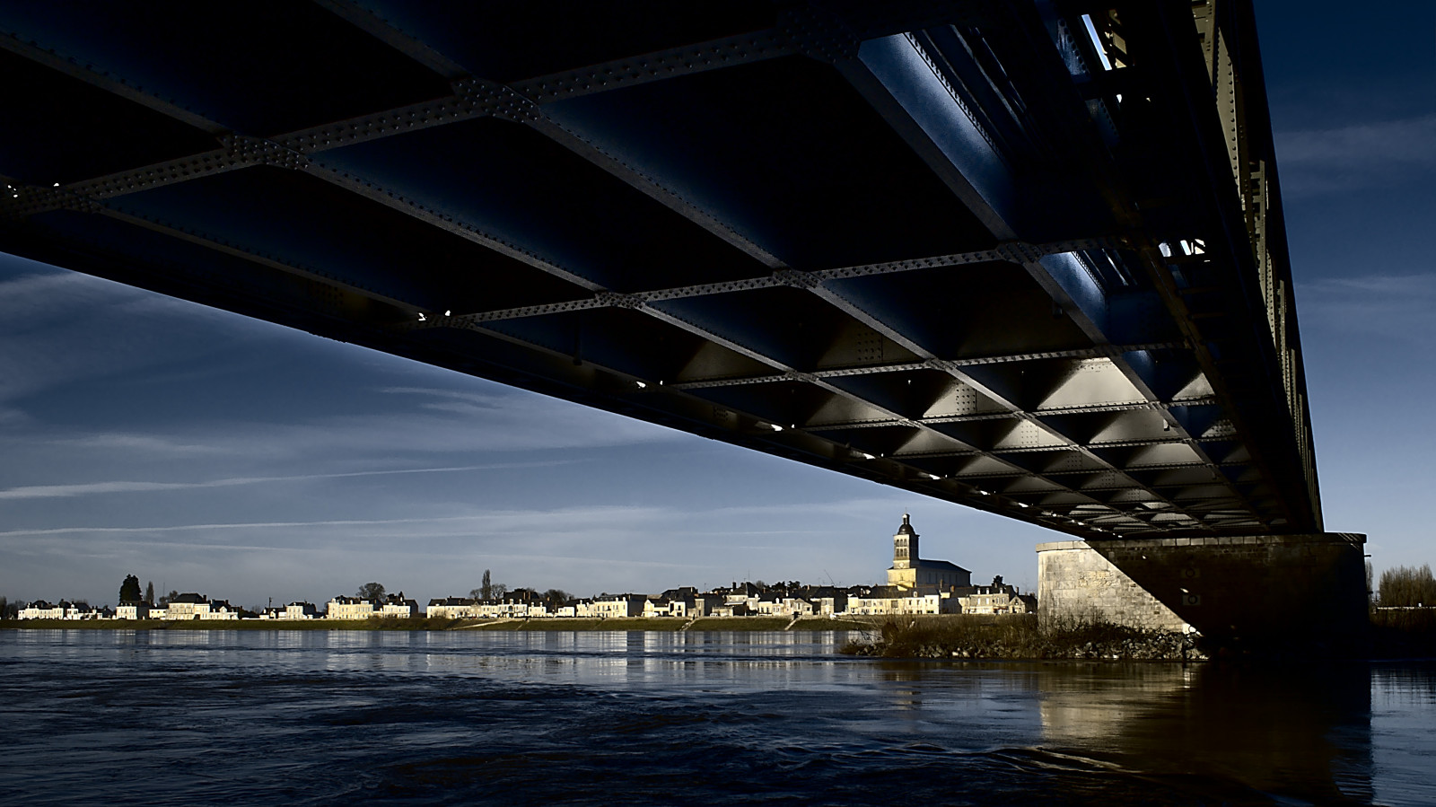 hav, bybilledet, nat, arkitektur, afspejling, himmel, aften, bro, Nikon, kirke, skumring, 2015, Loire, pont, Eglise, janvier, milepæl, D5100, nonbuilding struktur, Loiredalen, Maine-et-Loire, Rando, angers, saintmathurinsurloire