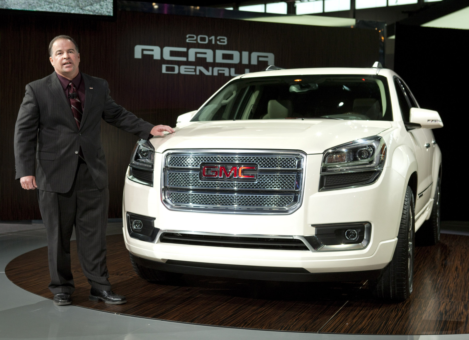 auto, veicolo, 2015, GMC, netcarshow, netcar, immagini di auto, auto foto, Acadia Denali, veicoli terrestri, esterno automobilistico, marca di automobile, veicolo di lusso, paraurti, crossover SUV, city ​​car, Sport Utility Vehicle, mostra di auto, Compact SUV