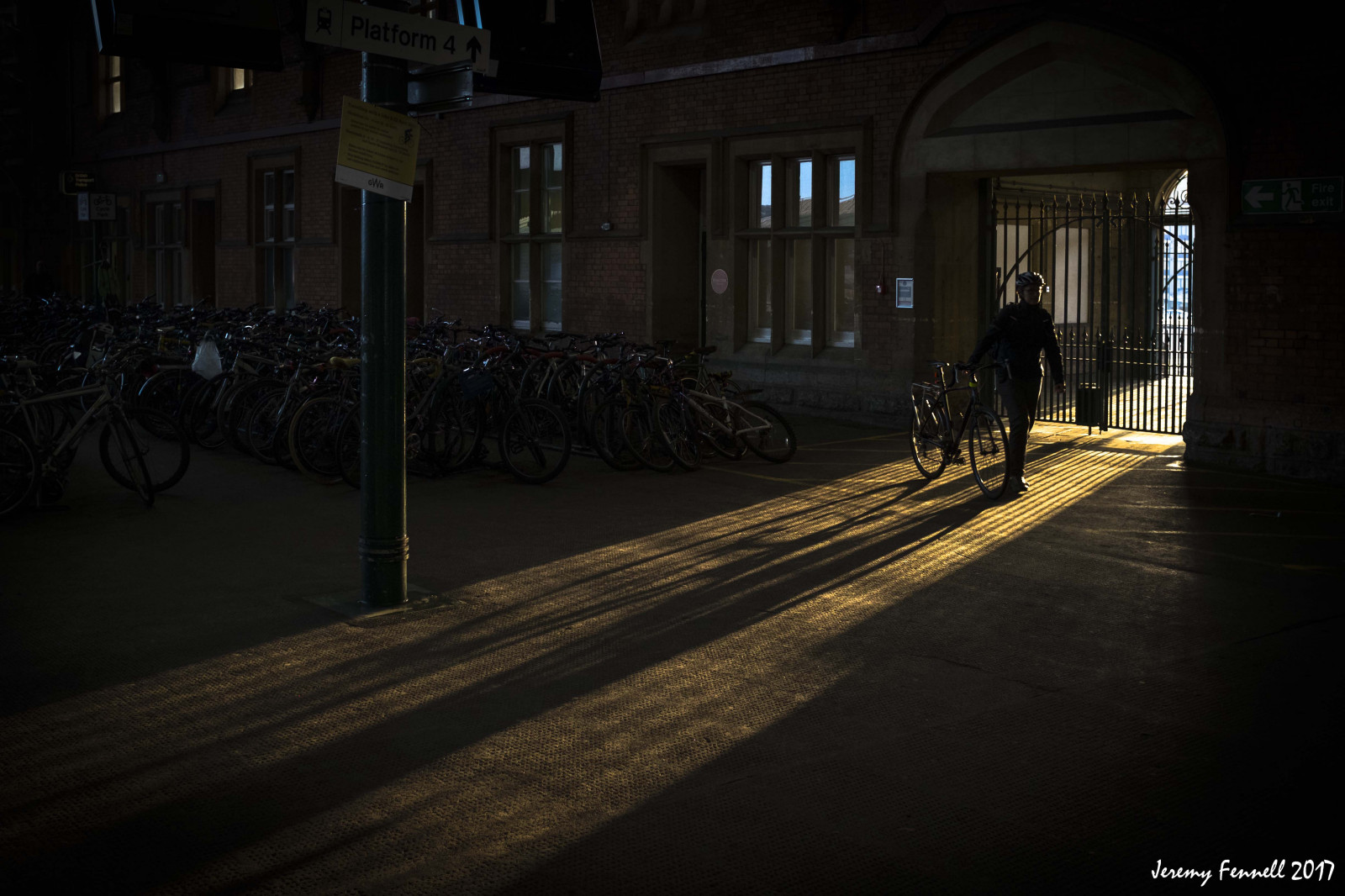 pouliční osvětlení, město, ulice, noc, auto, jízdní kolo, nebe, stín, silnice, Dům, Anglie, večer, atmosféra, jihozápadní, Spojené království, půlnoc, infrastruktura, Bristol, 2017, světlo, strom, postava, osvětlení, tma, plošina, březen, fujix100s, photographybyjeremyfennell, cityscenes, lightshadow, Templemeads