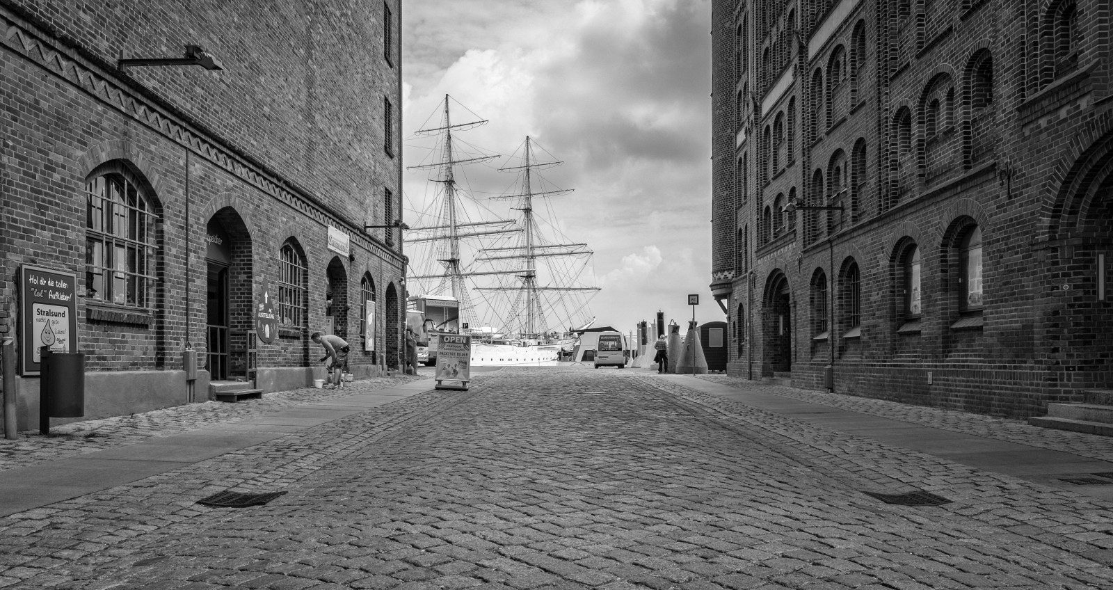 bílý, loď, černobílý, okno, město, ulice, architektura, dlažební kamen, budova, nebe, stěna, silnice, fotografování, Dům, dějiny, město, kámen, metropole, asfalt, Adobe, infrastruktura, úhel, strom, centrum, alej, přístav, obchod, stožár, Segel, Schiff, mezník, Zingst, chodník, Weis, Stralsund, fasáda, pruh, k ste, urban area, Černý a bílý, monochromatické fotografování, Metropolitní oblast, sousedství, obytný prostor, Hafen, povrch vozovky, Dars, valoun, Masten, segelschiff, plachetnice, Speicher, Backstein, Kopfsteinpflaster, Speicherhaus