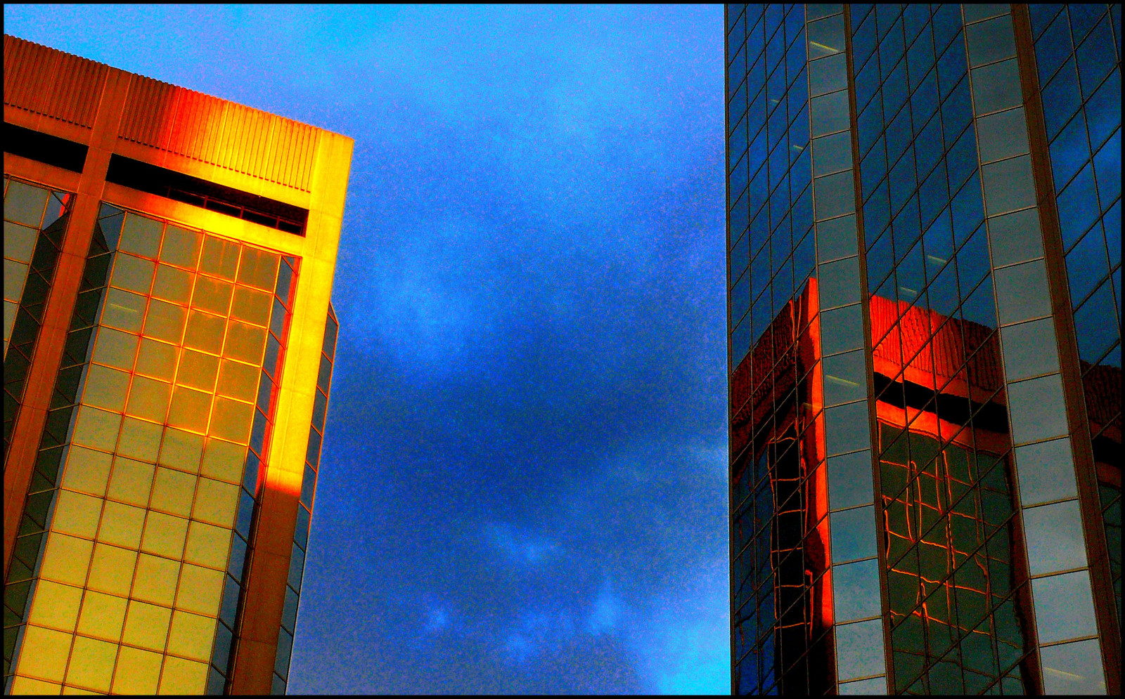 okno, město, noc, architektura, abstraktní, budova, odraz, nebe, symetrie, mrakodrap, modrý, večer, sklenka, geometrie, Toronto, metropole, Panasonic, úhel, světlo, geometrický, odrazy, budovy, osvětlení, Okna, čára, lumix, mezník, během dne, fasáda, urban area, Metropolitní oblast, panelový dům, denní osvětlení, ředitelství firmy, Creattivita, Lx1