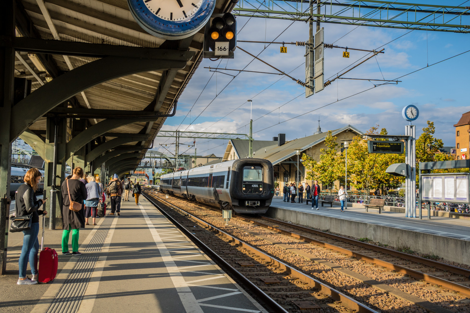 lidé, vozidlo, vlak, vlakové nádraží, doprava, elektřina, žena, spojení, Lund, t g, m nniskor, t gstation, vlakové nádraží, kvinna, exif modelu canoneos760d, geocountry, Kamera aby kánon, geocity, Model fotoaparátu canoneos760d, geostate, geolocation, EXIF čočka efs18200mmf3556is, exif aby kánon, EXIF isospeed 100, exif focallength 28mm, EXIF otvor 71, dráha, j RNV gsstation, Staton, pruh, Metropolitní oblast, obytný prostor, pozemní vozidla, veřejná doprava, železniční doprava, kolejová vozidla