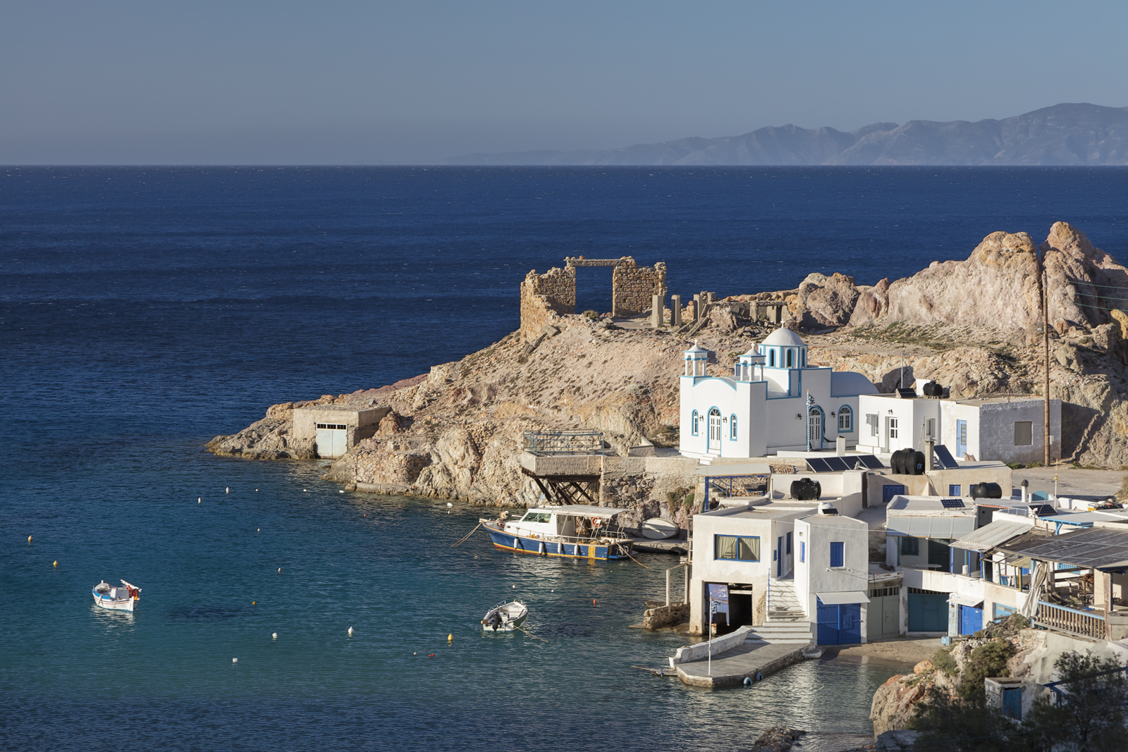 landskab, hav, Bugt, kyst, køretøj, strand, tårn, kyst, klint, Sol, havn, Grækenland, kappe, kirke, forår, ruiner, ferie, 2016, Terræn, ocean, havn, blå himmel, bugt, gr, krop af vand, cyclades, cycladesislands, islandhopping, southaegean, Egeo, villagestownbuildings, milos