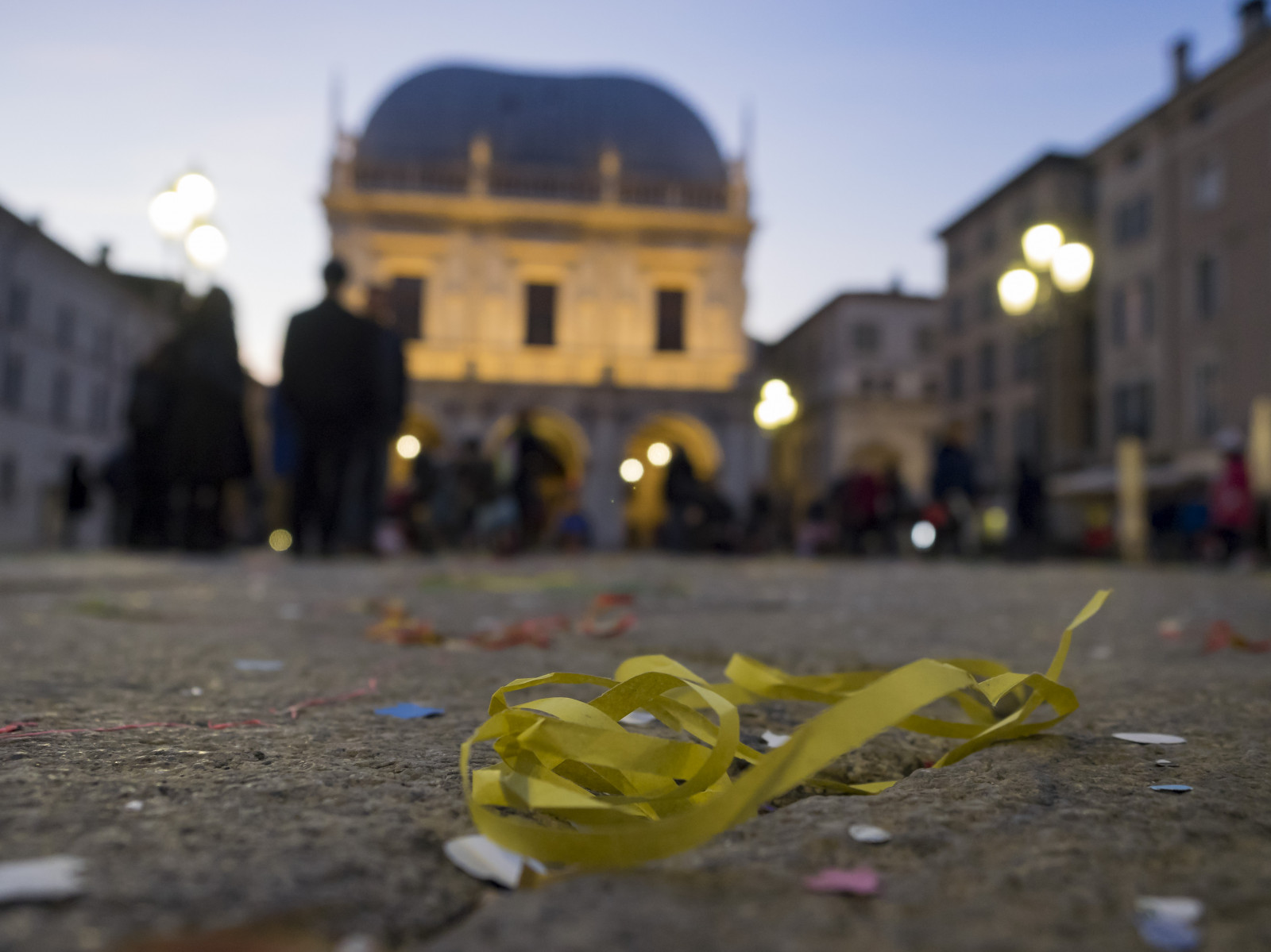 เมือง, ถนน, อิตาลี, ท้องฟ้า, สีเหลือง, จัตุรัสกลางเมือง, ยางมะตอย, carnaval, ลูกกวาด, Olympus, คาร์นิวัล, ต้นไม้, อิตาลี, italien, Italie, omd, Carnevale, การพักผ่อนหย่อนใจ, จัตุรัส, em1, เบรสเซีย, อิตาลี, lombardia, เขตเมือง, ผิวถนน, lombardei, lombardie, ริคคาร์โด้, Palazzani, veridiano3, konfetti, karneval, ระเบียง, confettis, confete, confeti