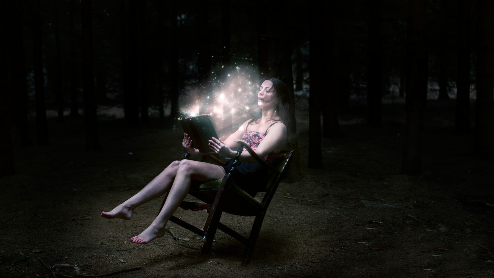 stromy, les, ženy venku, ženy, model, temný, noc, dlouhé vlasy, bruneta, holá ramena, naboso, otevři pusu, nohy, sedící, řeřavý, knihy, čtení, židle, manipulaci s fotografiemi, kouzlo, pohádka, světlo, fotografie, tma, obraz, 1920x1080 px, lidských pozice