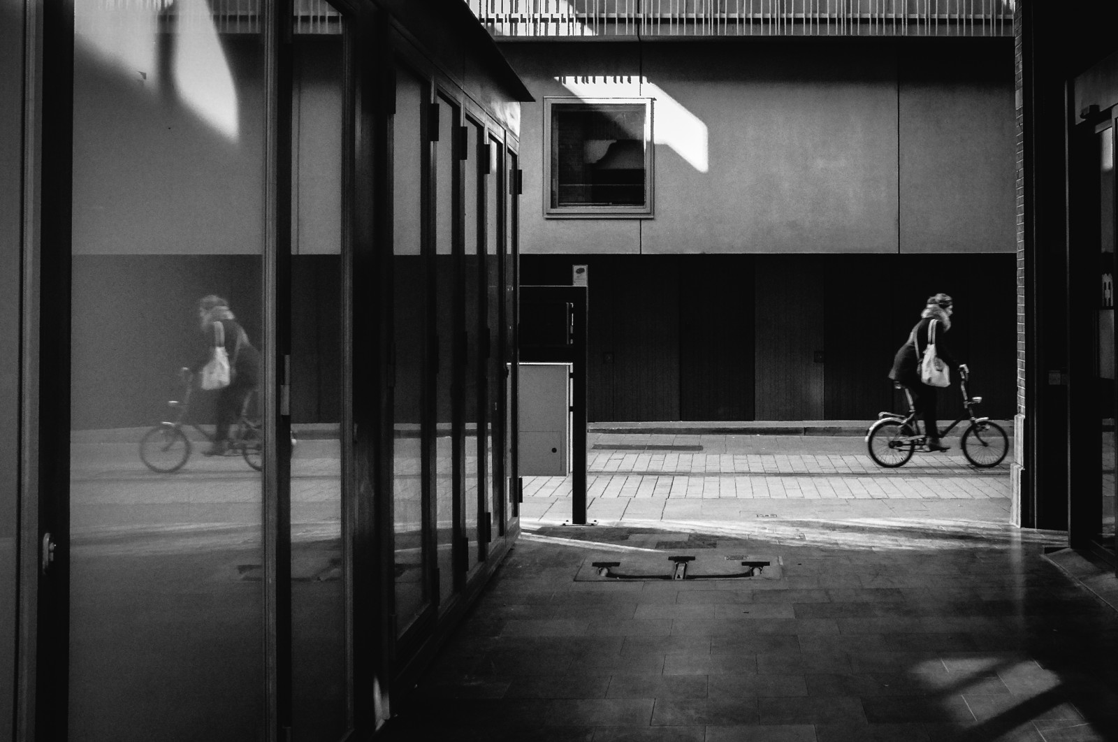 Černá, černobílý, okno, město, ulice, architektura, městský, budova, odraz, stín, stěna, silnice, fotografování, Dům, sklenka, geometrie, dveře, struktura, Fujifilm, infrastruktura, úhel, světlo, prozkoumat, tělesné, Černá bílá, alej, fotografie, fuji, tma, streetphotography, Fujinon, x100, upřímný, momentka, symetrie, urban area, Černý a bílý, monochromatické fotografování, 23mm