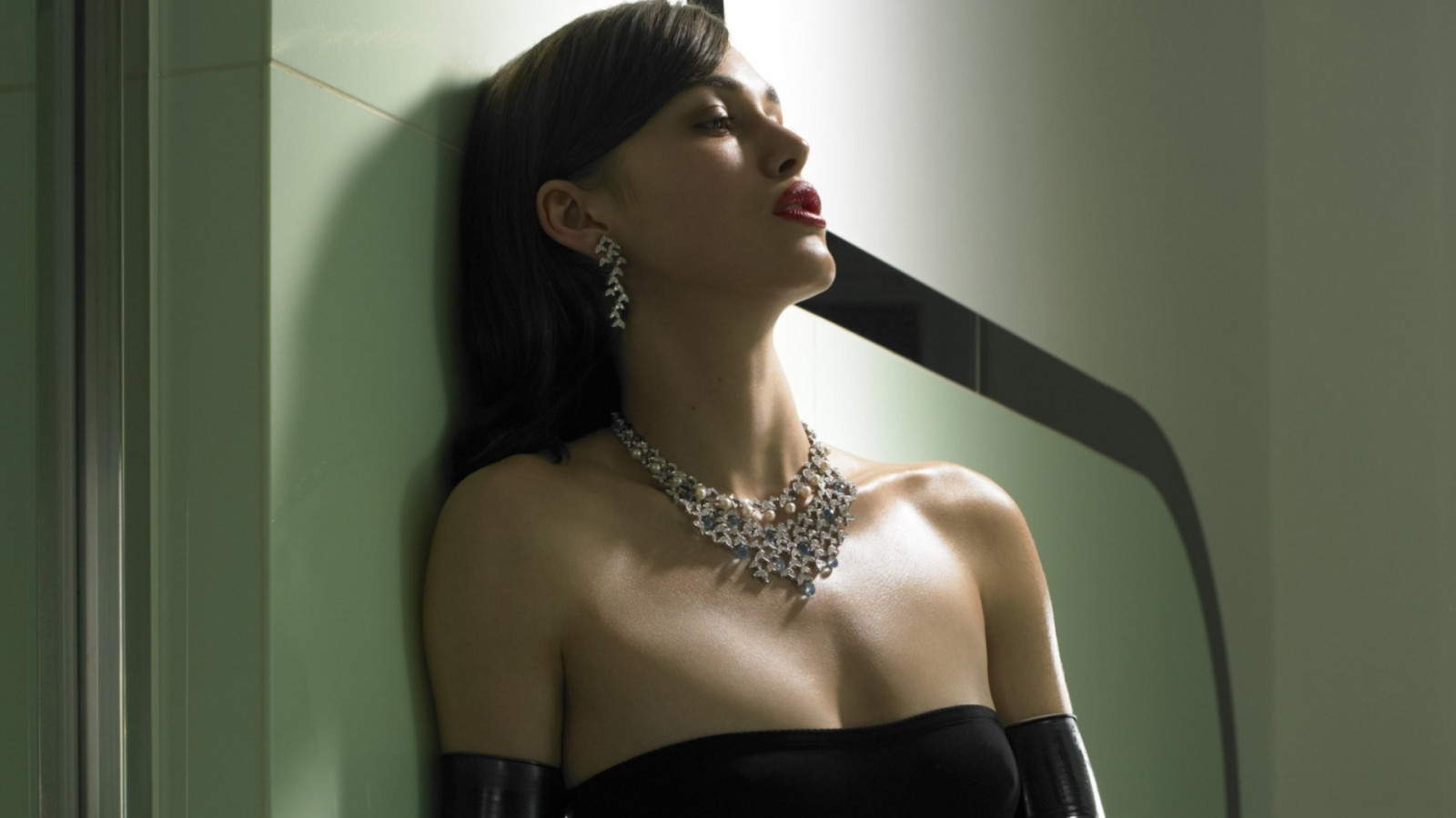 nero, donne, modello, capelli lunghi, spalle nude, trucco, fotografia, attrice, collana, vestito, Keira Knightley, capelli neri, sfaldamento, moda, capelli, biancheria intima, Persona, capi di abbigliamento, top model, bellezza, donna, signora, gamba, Senso, biondo, acconciatura, servizio fotografico, arte modello, addome, indumento intimo, reggiseno