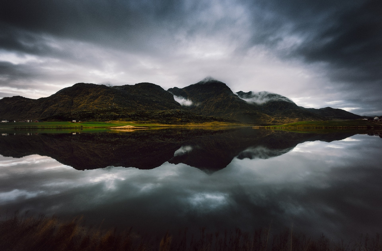 luce del sole, paesaggio, tramonto, mare, collina, lago, acqua, natura, riflessione, cielo, Alba, sera, mattina, nebbia, costa, orizzonte, atmosfera, fiordo, crepuscolo, nube, montagna, tempo metereologico, alba, montanaro, lago, fenomeno atmosferico, morfologie montane, catena montuosa, fenomeno meteorologico
