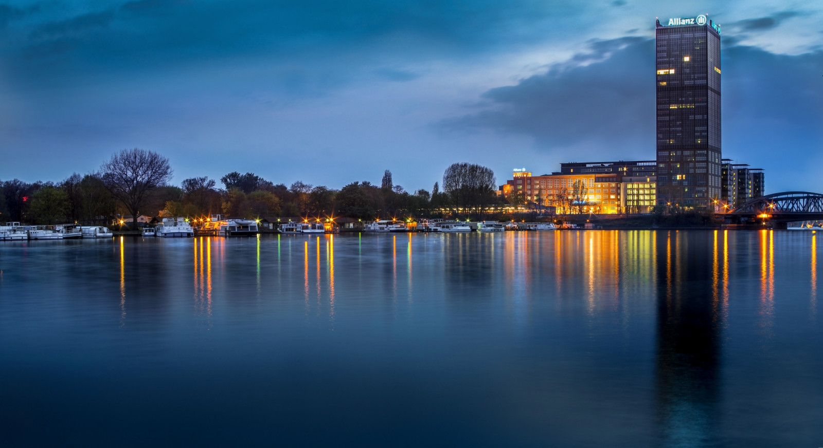 longexposure, blå, panorama, afspejling, Berlin, skyline, flod, lys, skib, havn, skibe, Olympus, Bluehour, blau, lightreflection, hafen, fluss, spree, spiegelung, Schiff, Treptow, Schiffe, lichter, reflektion, panoramaer, langzeitbelichtung, blauestunde, flus, flickrunitedaward, omdem10
