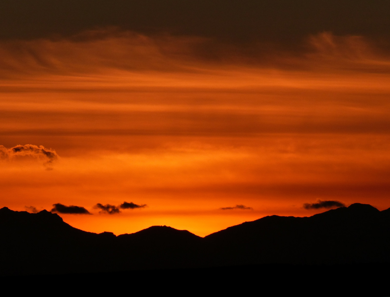 niebo, poświata, Czerwone niebo w poranek, atmosfera, zachód słońca, świt, horyzont, wschód słońca, Atmosfera ziemi, zmierzch, Chmura, ranek, wieczór, zjawisko, spokojna, Słońce, światło słoneczne, krajobraz, wzgórze, Tapeta komputerowa, Ekoregion, Zjawisko meteorologiczne, ciemność