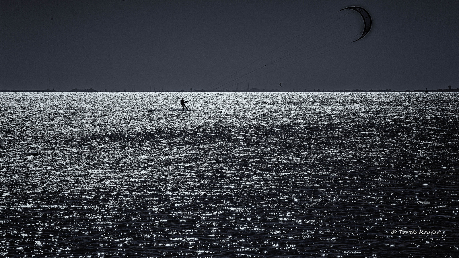 slunečnímu záření, Černá, černobílý, sport, moře, noc, voda, pobřeží, nebe, fotografování, uklidnit, večer, řeka, měsíční svit, vítr, horizont, atmosféra, stříbrný, Egypt, oceán, vlna, kitesurf, tma, slapy, Atmosféra Země, Černý a bílý, monochromatické fotografování, tělo z vody, mořská vlna, Rudé moře, jev, Hurghada, Elgouna, coastal and oceanic landforms