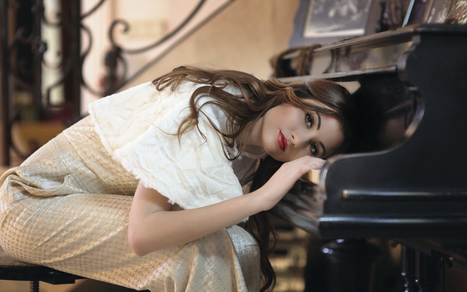 mulheres, modelo, retrato, cabelo longo, morena, óculos, fotografia, vestir, borrado, moda, piano, Pessoa, olhando para trás, romance, beleza, mulher, senhora, noiva, fotografia, Fotografia de retrato, sessão de fotos, interação