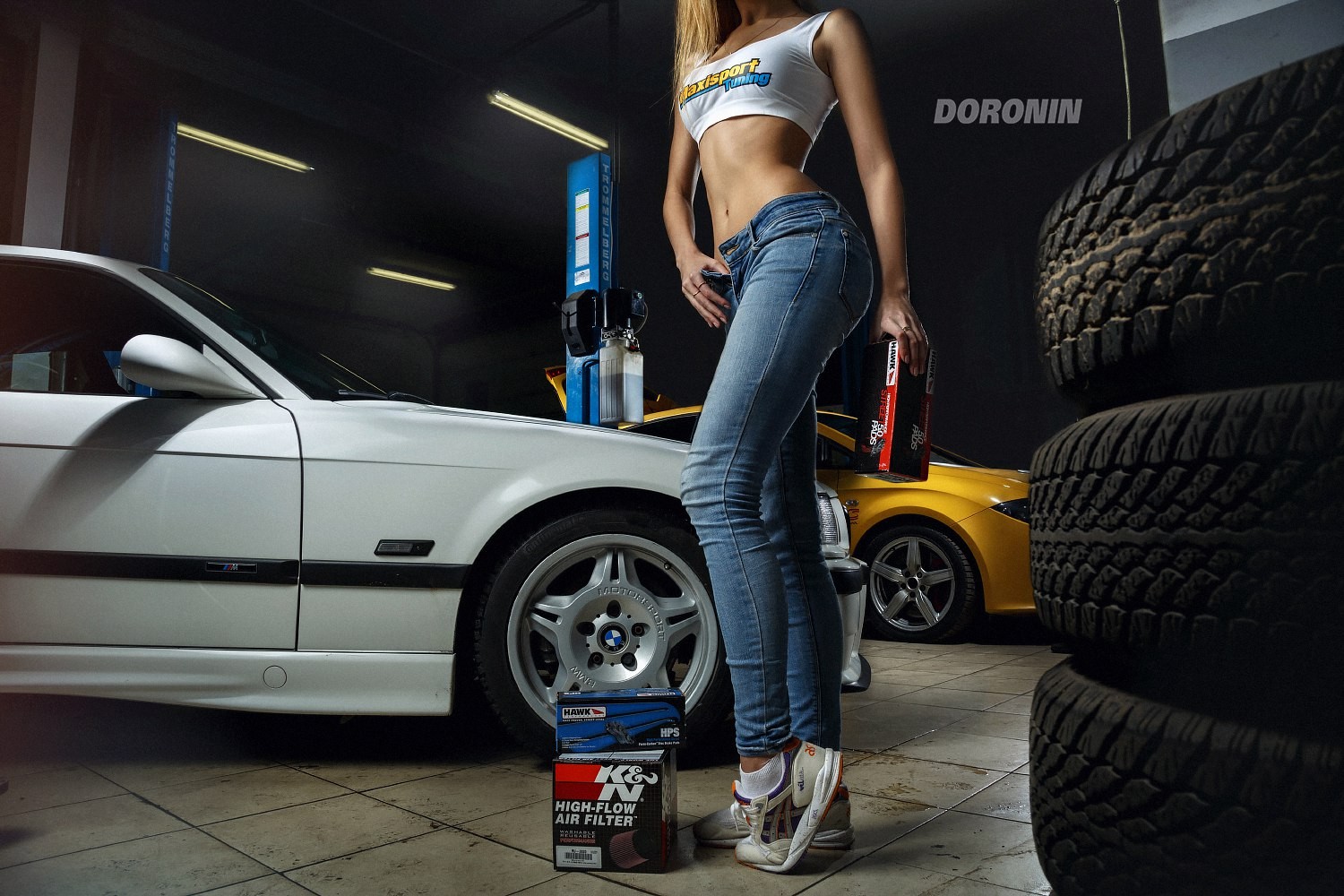 donne, bionda, auto, BMW, veicolo, jeans, pantaloni, cime bianche, scarpe da ginnastica, auto sportiva, pneumatico, pneumatici, Lenok Nikitina, ruota, cerchione, veicoli terrestri, design automobilistico, esterno automobilistico, marca di automobile, veicolo di lusso, paraurti, pneumatici per autoveicoli, berlina sportiva, mostra di auto