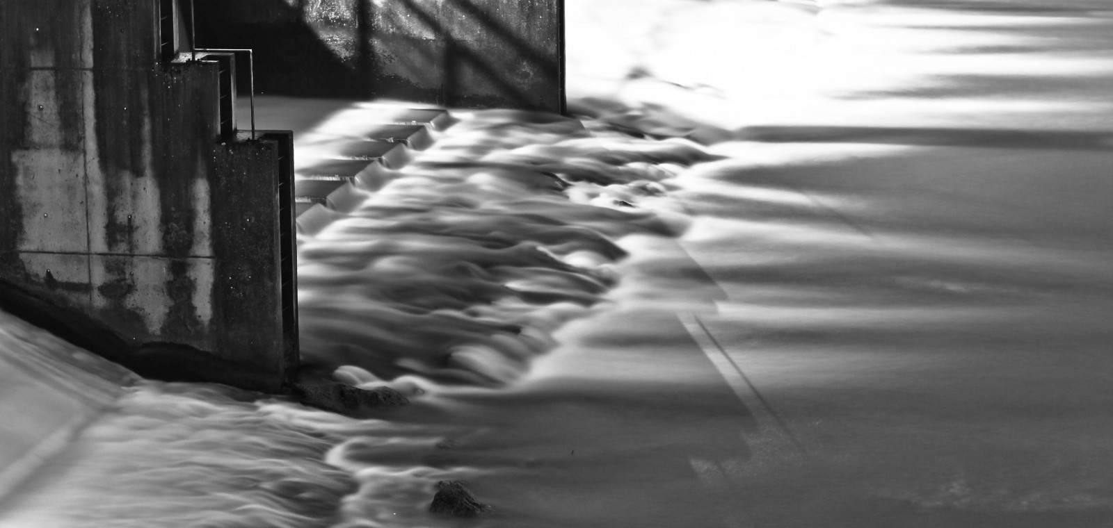 cidade, Exposição longa, luz, sombra, Preto e branco, agua, bulbo, arquitetura, noite, rio, panorama, concreto, corrente, Paisagem urbana, barragem, borrado, Nancy, Canon50mmf18, Lorena, 500d, Meurthe, Saintmax
