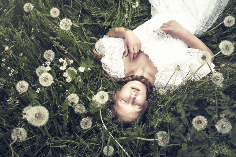 ženy venku, ženy, model, květiny, tráva, fotografování ženy venku, ženy, model, květiny, tráva, fotografování