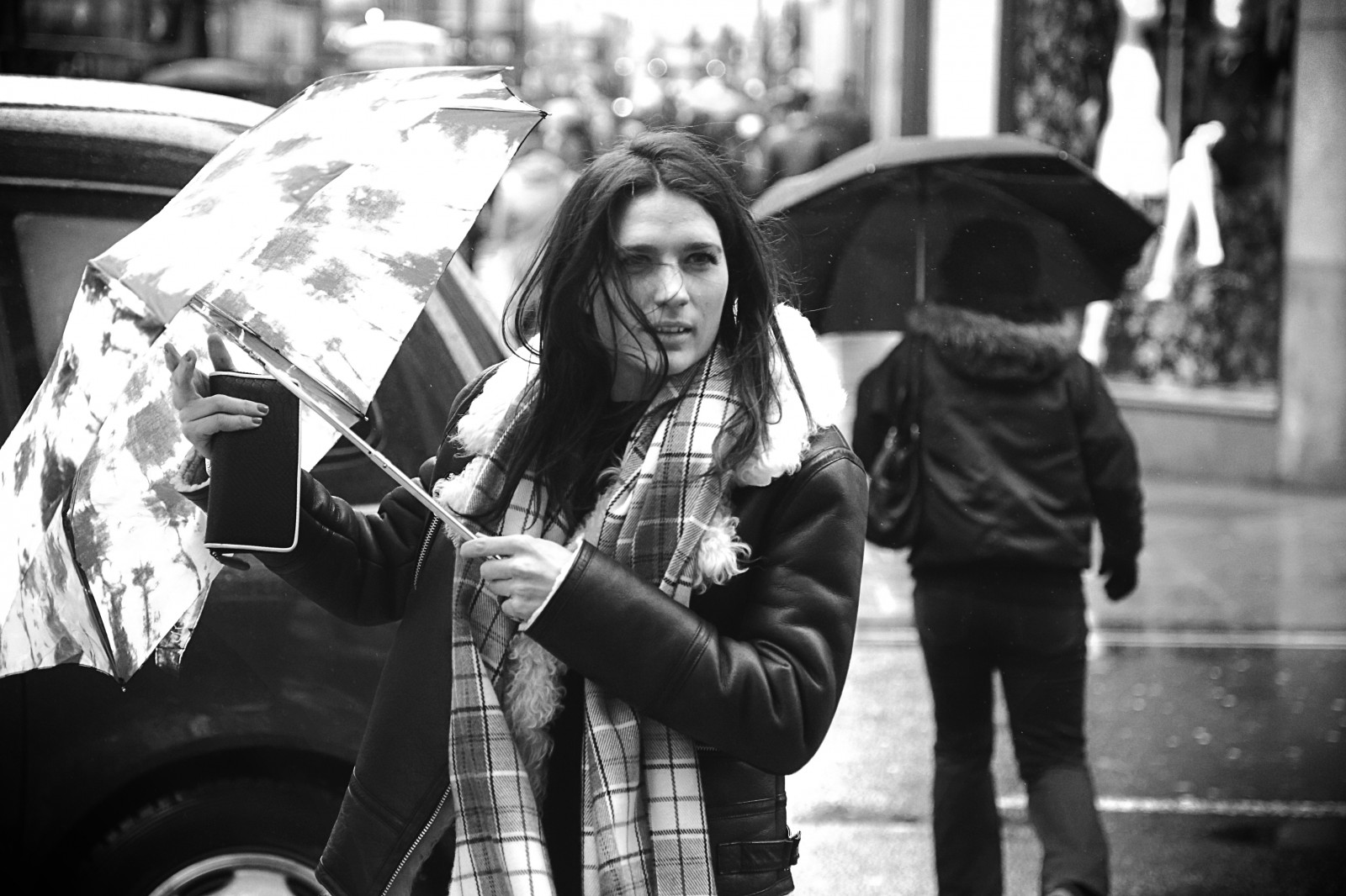Londýn, Černá, černobílý, portrét, ulice, auto, městský, zima, vozidlo, déšť, silnice, fotografování, deštník, bunda, taxi, šátek, kůže, infrastruktura, Černý a bílý, dívka, tělesné, deštivý, žena, zábava, člověk, obchody, styl, fotografie, upřímný, 100v10f, topf25, momentka, Oxfordská ulice, Oxford, Černý a bílý, monochromatické fotografování, portrétní fotografie, městské auto, prší, Oxfordst