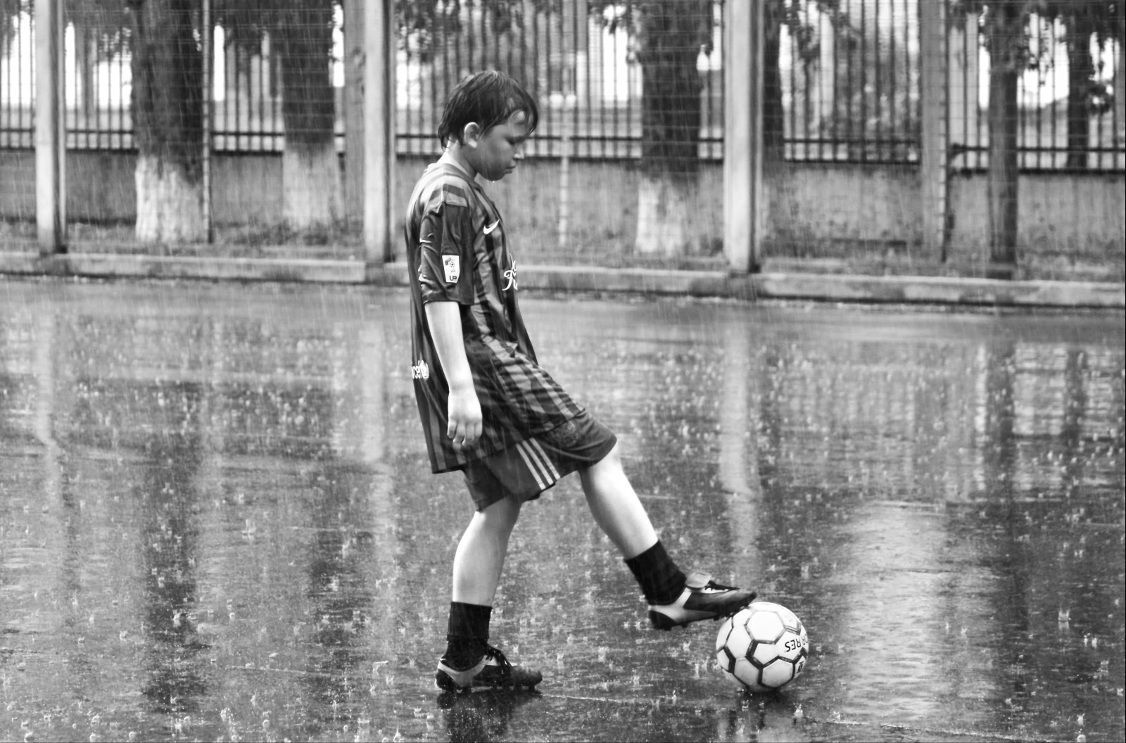 bílý, Černá, černobílý, město, ulice, děti, voda, venku, déšť, silnice, fotografování, Kánon, letní, stojící, Rusko, fotbal, objektiv, hrát si, infrastruktura, hráči, strom, chlapec, venkovní, dívka, tělesné, zábava, hra, Fotbal, fotografie, střevíc, sity, Cherepovets, 550D, canon550d, ppb6df, rekreace, GEW sser, Černý a bílý, monochromatické fotografování, 55250 mm, af, Canonefs55250mmf456is