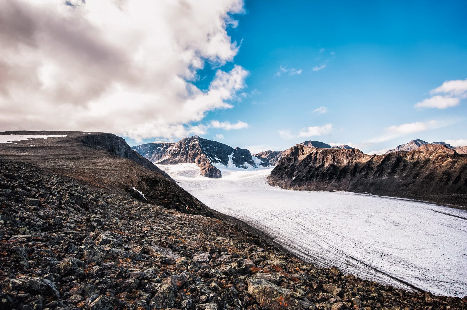 krajina, kopec, jezero, Skála, Příroda, nebe, kameny, sníh, zima, led, ledovců, kopce, útes, mráz, skály, národní park, letní, fjord, Nikon, horský průsmyk, divočina, Švédsko, Arktický, turistika, vrchol, zmrazení, vrcholek, tundra, plošina, horní, zkoumání, Severní, hřbet, Terén, mrak, strom, hora, Pohled, dívka, masiv, řetěz, člověk, D700, poutník, vysočina, oblaky, ledovec, jezero, sklon, geologie, horských reliéf, pohoří, moréna, ledová čepička, ledová landform, meteorologický jev, klesl, cirkus, Norrland, appe, trhliny, nadmořská výška, firn, nunatak