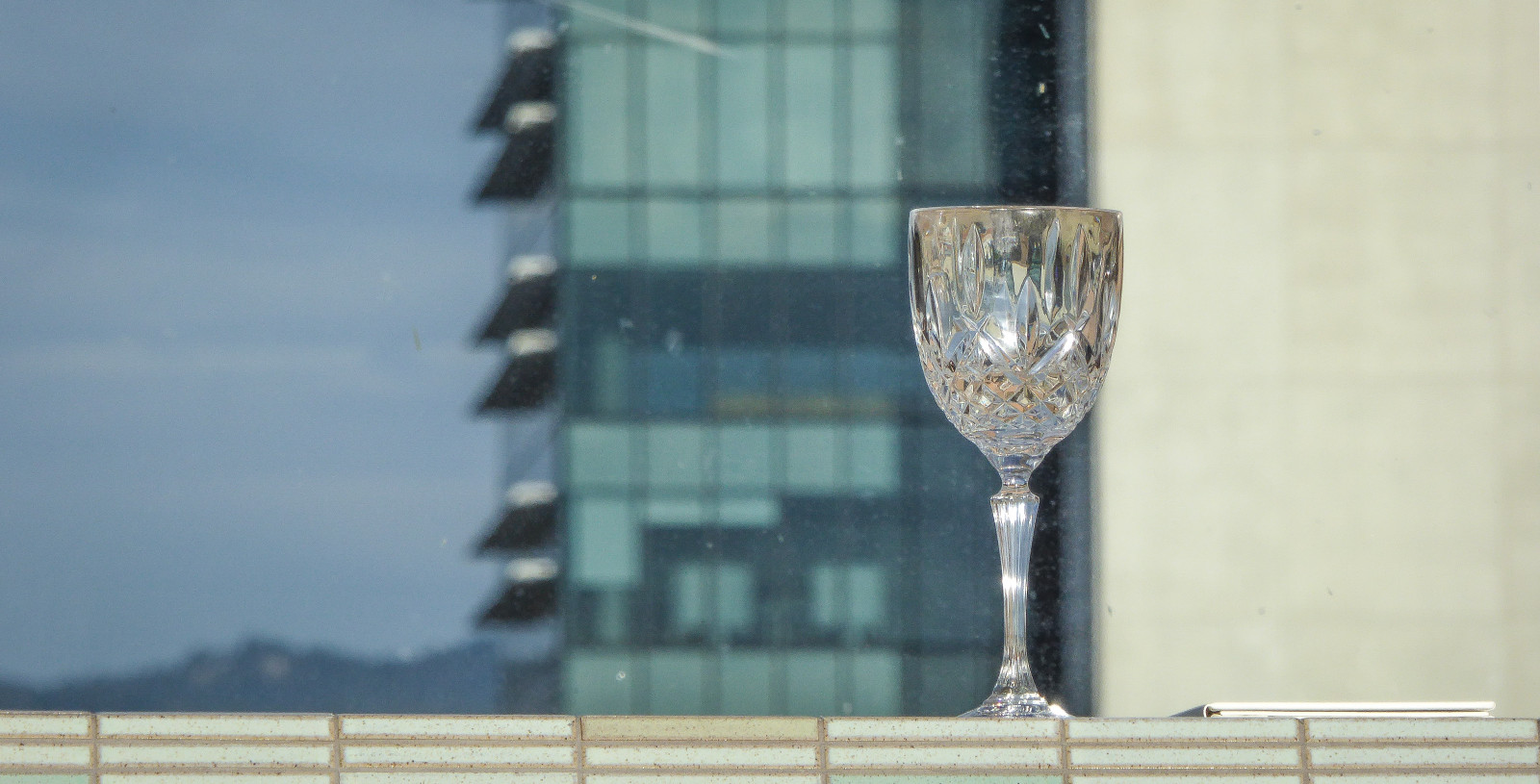 หน้าต่าง, อาคาร, ท้องฟ้า, ตาราง, สีเขียว, สีน้ำเงิน, ภูเขา, กระจก, คริสตัล, ซีด, บาร์, รั้ว, ซันนี่, สดใส, ว่างเปล่า, ปูกระเบื้อง, แอดิเลด, ต้นไม้, ดู, แดด, อาคาร, rooftopbar, เมนู, lumix, ร้อน, theen, แก้วไวน์, กุณโฑ, mayfairhotel