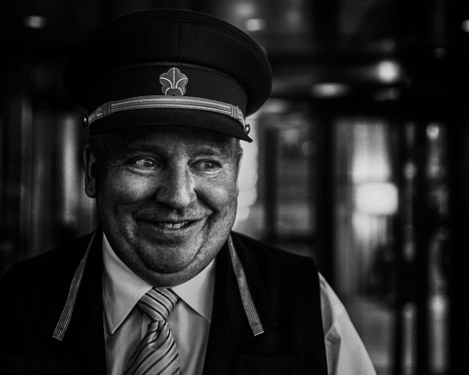 bílý, Černá, černobílý, portrét, brýle, městský, čepice, fotografování, Gentleman, usmívající se, hotel, Kanada, kravata, šťastný, Osoba, Montreal, jednotný, kavkazský, dovolená, Černý a bílý, cestovat, muž, rozmazat, víčko, lobby, fotografie, zrnitý, upřímný, střední věk, vizuální umělec, juznobsrvr, robcastro, justanobserver, Južno, photographerinsoutherncalifornia, horizontální, iamgenerationimage, Závorka, Černý a bílý, monochromatické fotografování, Film noir, 5060yearsold, vojenský důstojník, rosecastro, vrátný, stínovaný, velký muž, desertflowers, podsaditý, availbalelight, kamilahcastro