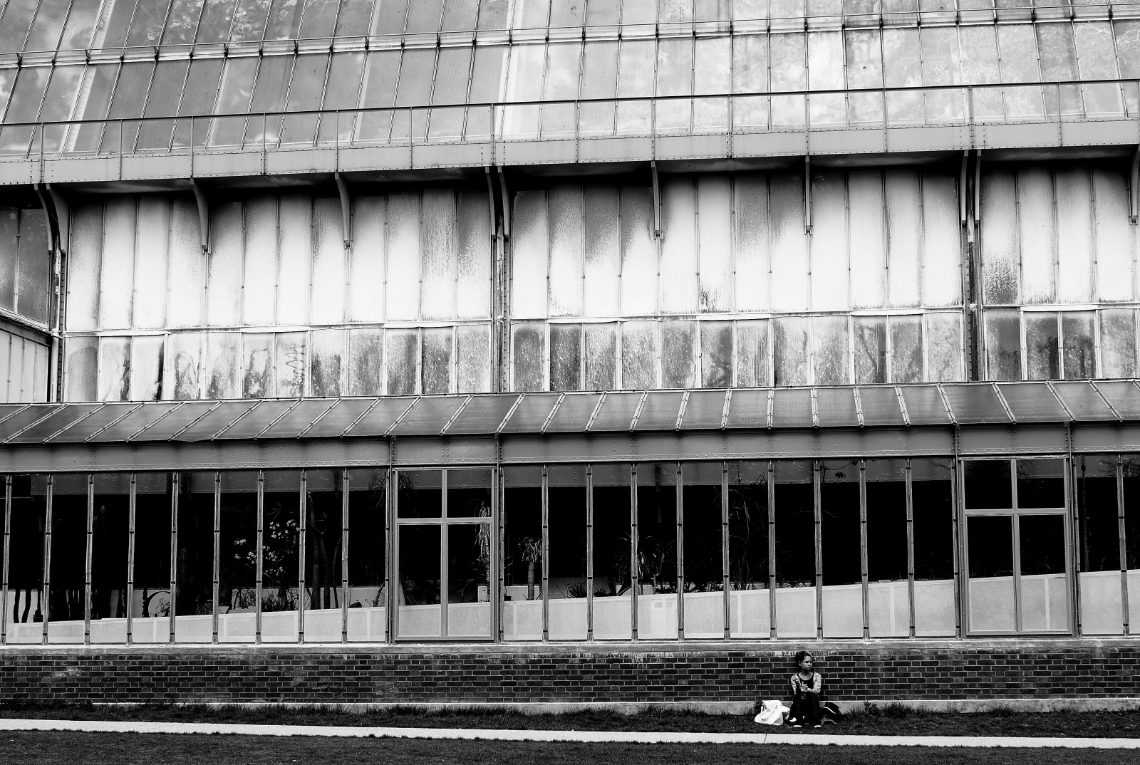 nero, monocromo, finestra, città, strada, architettura, urbano, costruzione, cielo, simmetria, casa, Parigi, metropoli, noir, struttura, infrastruttura, angolo, vista stradale, linea, ruta, punto di riferimento, noiretblanc, blackandwithe, photoderue, urbanarte, facciata, photopascalcolin, figurina, area urbana, bianco e nero, fotografia in bianco e nero, Zona residenziale, serre, brutalismo, Paris5, Jardindesplantes, Grandeserre