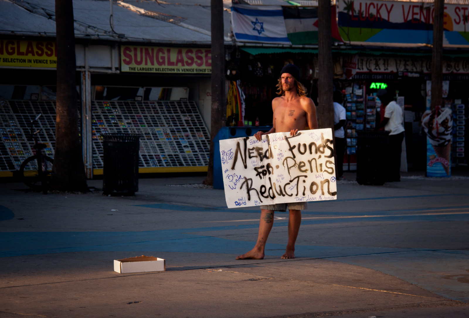 muži, lidé, ulice, humor, Benátky, silnice, večer, znaky, Kánon, Kalifornie, plakát, kluci, infrastruktura, barva, legrační, dav, upřímný, podivný, podivný, venicebeach, žebráci, albumcover, nepředvídatelný, SoCal, LosAngeles, jižní Kalifornie, humor, plakáty, urban area, na prodej, obal knihy, bookcovers, albumcovers, chrisgoldny, chrisgoldberg, chrisgold, chrisgoldphoto, chrisgoldphotos, bizarní, laist, losangelescounty, penisreduction