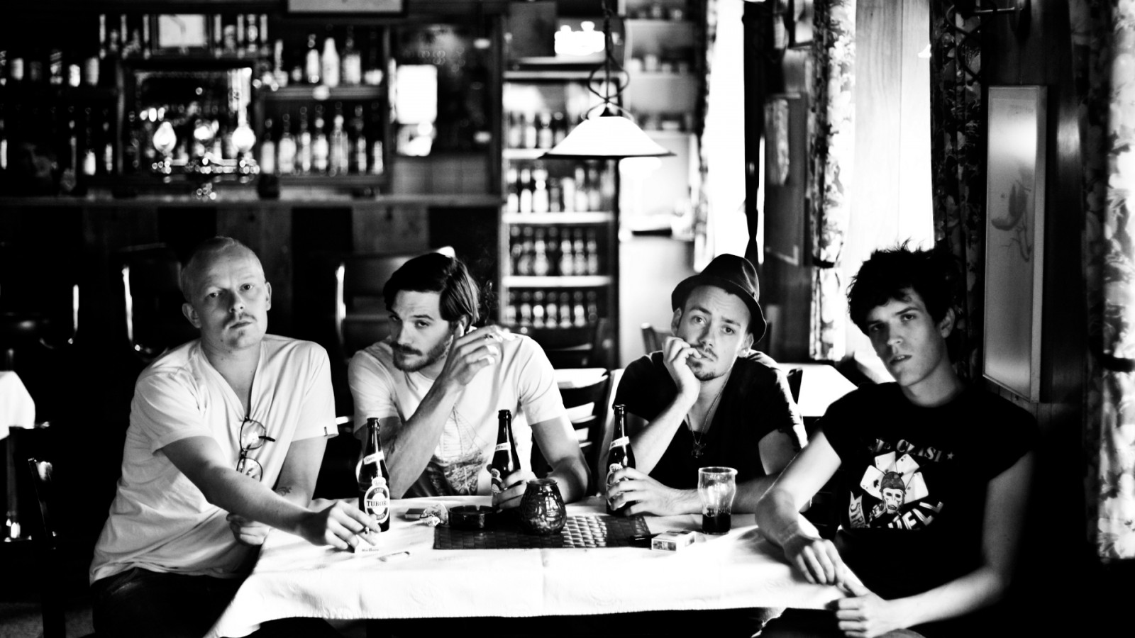 ดำ, ขาวดำ, หมวก, การถ่ายภาพ, ตาราง, ภาพรวม, บทสนทนา, การสื่อสาร, ดำและขาว, ถ่ายภาพขาวดำ, ตัดผม, alhocol, พื้นทำจากลาวา