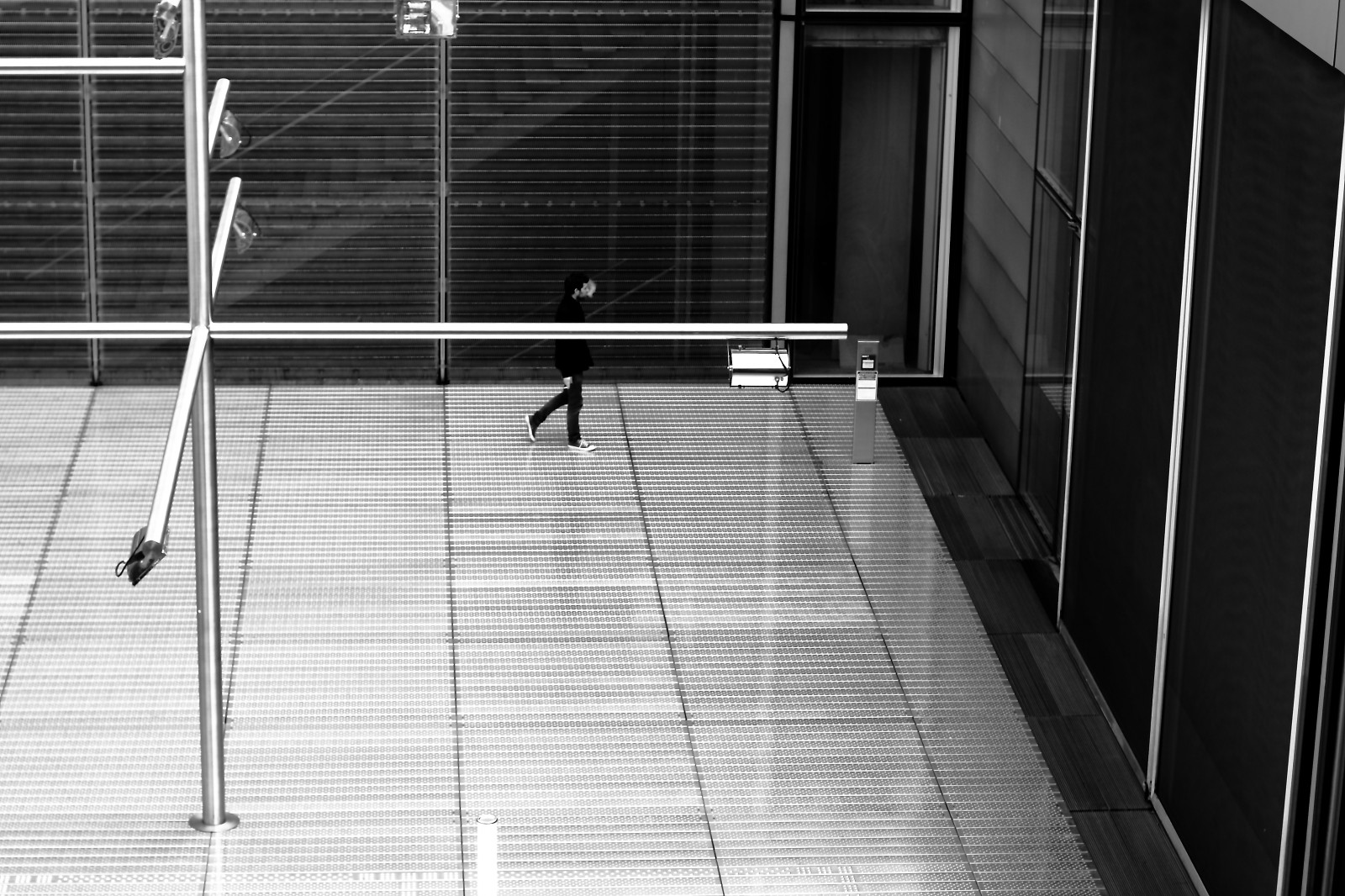 Weiß, schwarz, einfarbig, die Architektur, Fotografie, Holz, Glas, Fliese, Struktur, Infrastruktur, Winkel, Geländer, Licht, Netz, Straßenansicht, Stock, Linie, Foto, Zigarette, Noiretblanc, Blackandwithe, Foto, Schnappschuss, Urbanarte, Paris13, Bnf, Photopascalcolin, Schwarz und weiß, Monochrome fotografie, Bodenbelag, Tageslicht