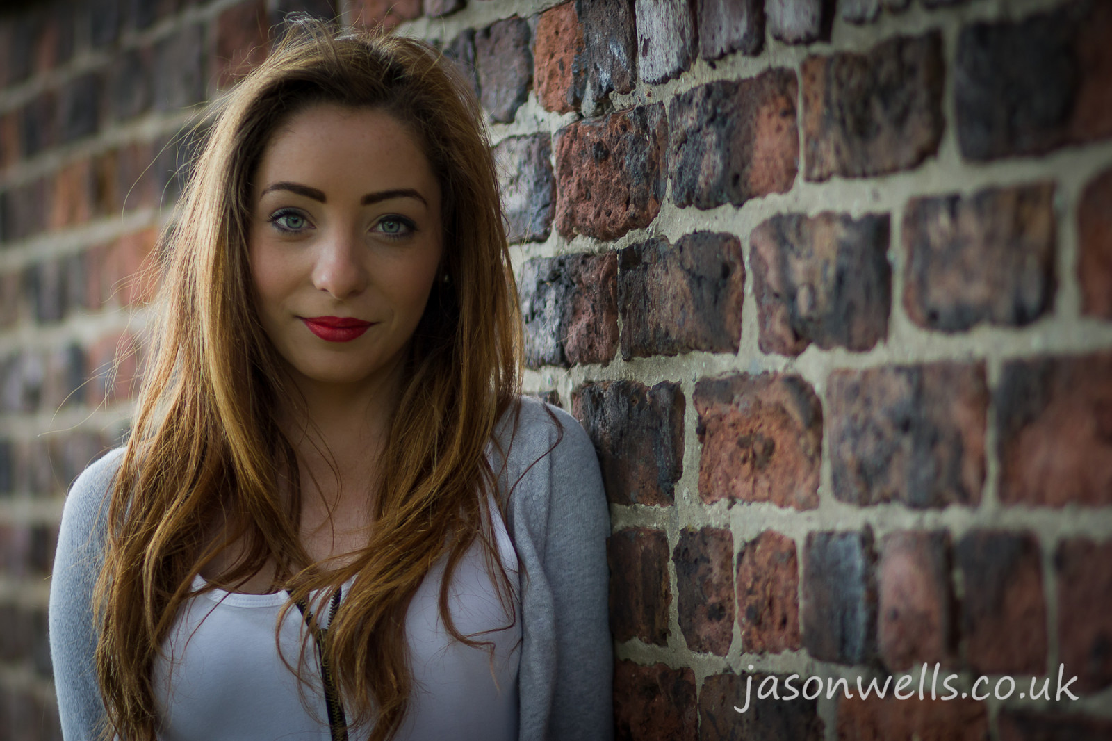 tvář, lidé, model, portrét, oči, dlouhé vlasy, park, venku, stěna, cihly, fotografování, Kánon, vlasy, Dospívající, hlava, Liverpool, Alex, rebel, 85mm, Krásná, dívka, krása, usměj se, oko, žena, dof, dáma, ženský, póza, portrétování, teenager, eos, 550D, portraitphotography, T2i, portrétní fotografie, focení, hnědé vlasy, člověk barva vlasů, orgán, pózoval, Merseyside, portraiturephotography, Sefton