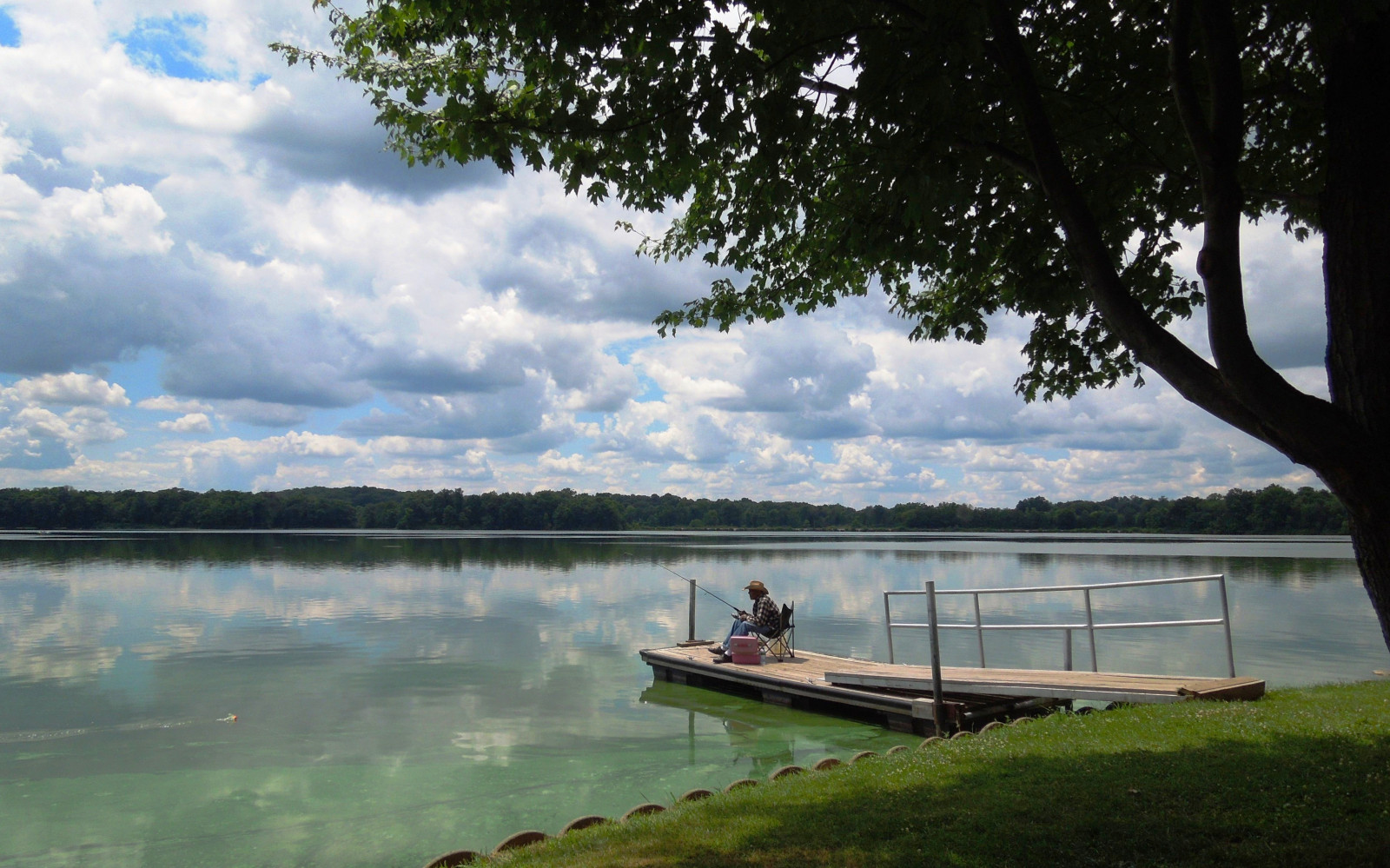træer, landskab, båd, sø, vand, natur, afspejling, himmel, skyer, berolige, Turisme, flod, horisont, Dam, dok, fredelig, Bank, fiskeri, fisker, sø område, Ohio, vådområde, Sky, træ, plante, skønhed, fritid, refleksioner, reservoir, sommertid, rekreation, portagecountyohio, suffieldohio, wingfootlake, wingfootlakestatepark, bayou, loch, vandveje, krop af vand, fiskestang, vandressourcer, july2014, summerafternoon