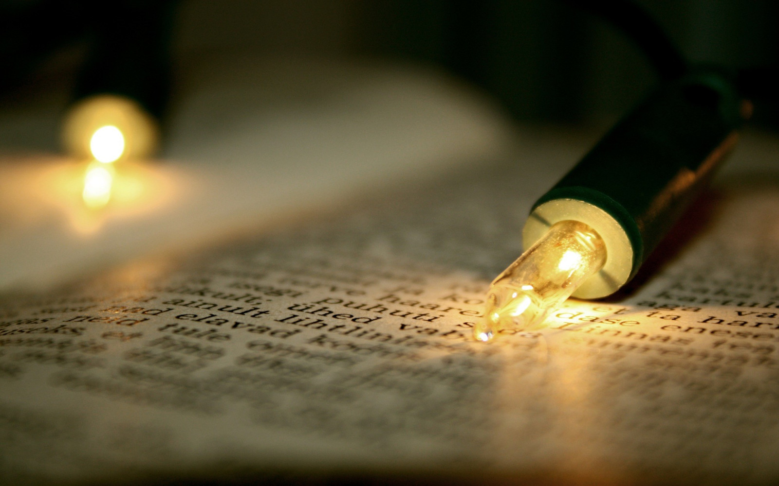 Wallpaper 2000x1250 px, books, christmas lights, macro 2000x1250