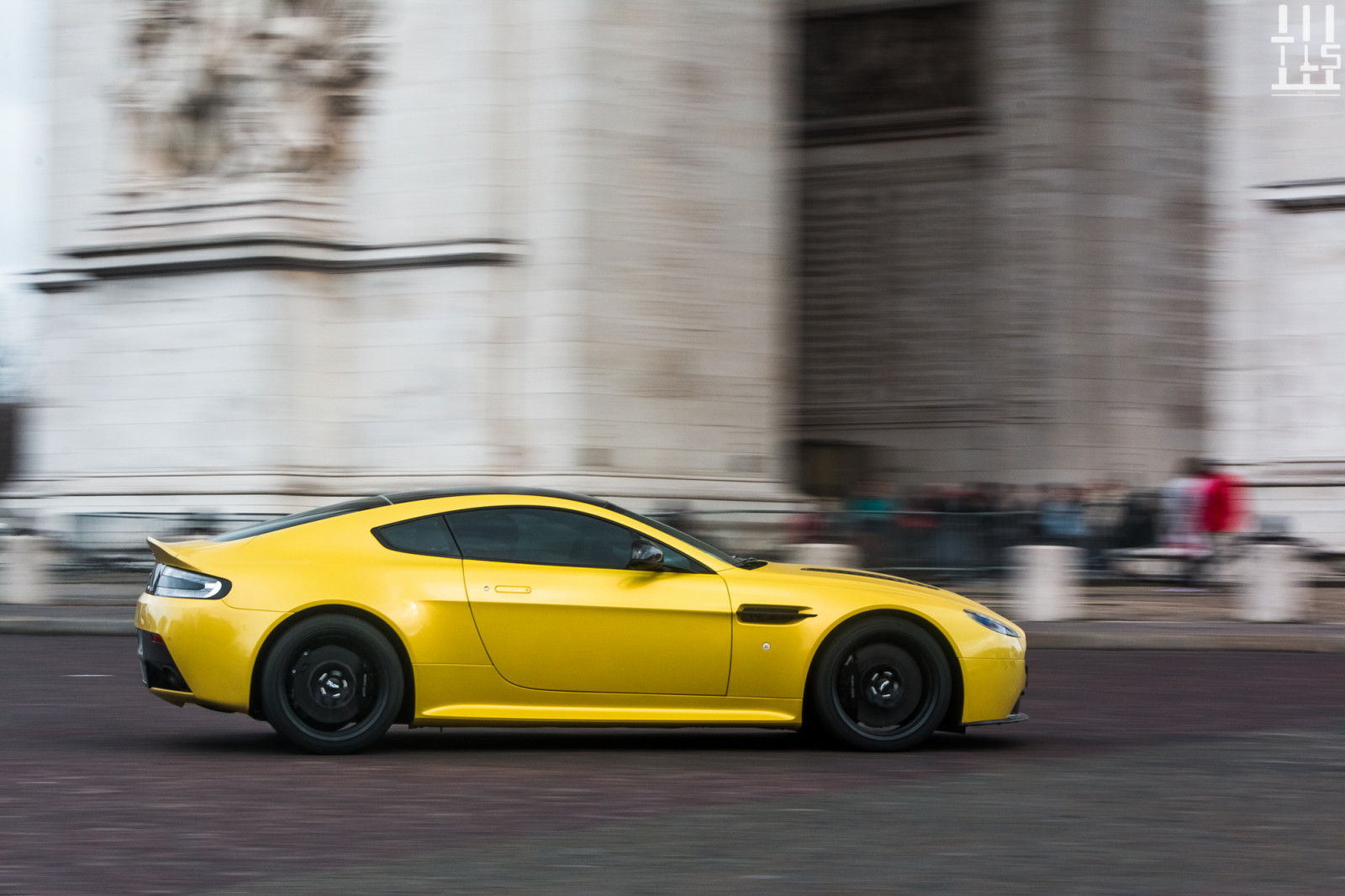 ulice, auto, vozidlo, silnice, žlutý, luxus, Francie, Paříž, sportovní auto, Aston Martin DBS, kupé, výkon auta, Aston Martin DB9, Aston Martin Vanquish, Aston Martin Vantage, Vzácný, oblouk, Včela, bohatý, kolo, Rychlost, de, aston, Martin, superauto, s, velmi, Angličtina, Vítězný, výhoda, v12, pozemní vozidla, automobilového designu, závodní auto, luxusní vůz, kompaktní vůz, městské auto, aston martin dbs v12, Aston Martin V8 Vantage 2005, Aston Martin Virage, Aston Martin V8, sports car racing