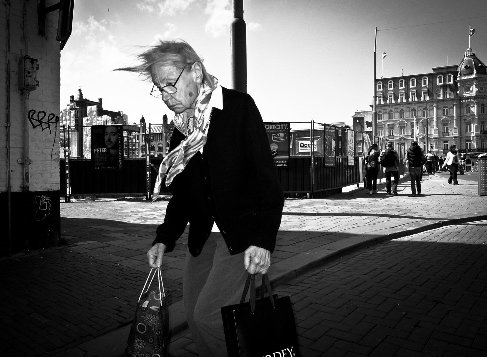 silnice, muž, bílý, Černá, fotografie, urban area, ulice, Černý a bílý, infrastruktura, fotografování, mužský, monochromatické fotografování, momentka, stojící, černobílý, člověk, Gentleman, město, tma, zábava, pěší, styl, úhel, dav, Film noir, scéna, noc