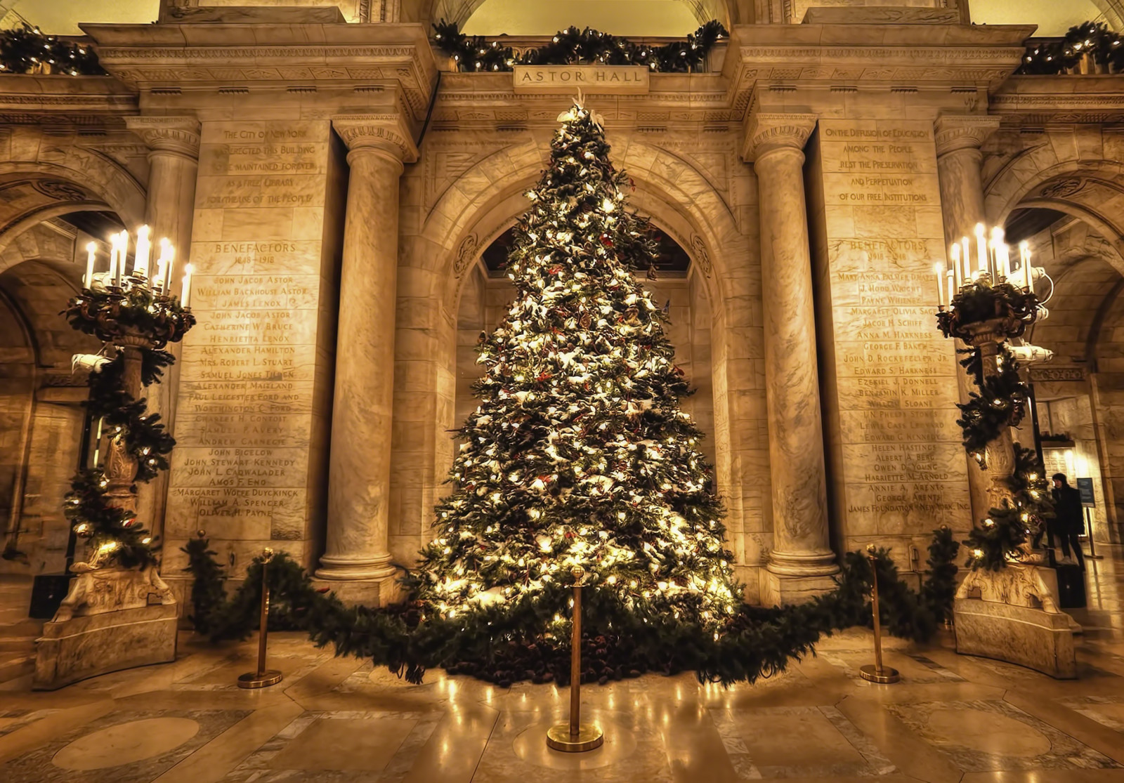 světla, město, noc, zima, večer, Vánoční strom, knihovna, Vánoce, Dovolená, Vánoční osvětlení, šťastný, jedle, Veřejnost, událost, York, šestý, světlo, strom, Nový, záře, rostlina, sezóna, Vánoce, osvětlení, dekorace, prosinec, dovolená, ozdoby, hala, nyc, Rockefeller, Pozdravy, veselý, výzdoba, avenue, centrum, turistická atrakce, dřevina, vánoční dekorace, borovice rodina, vyzdobit, Astor