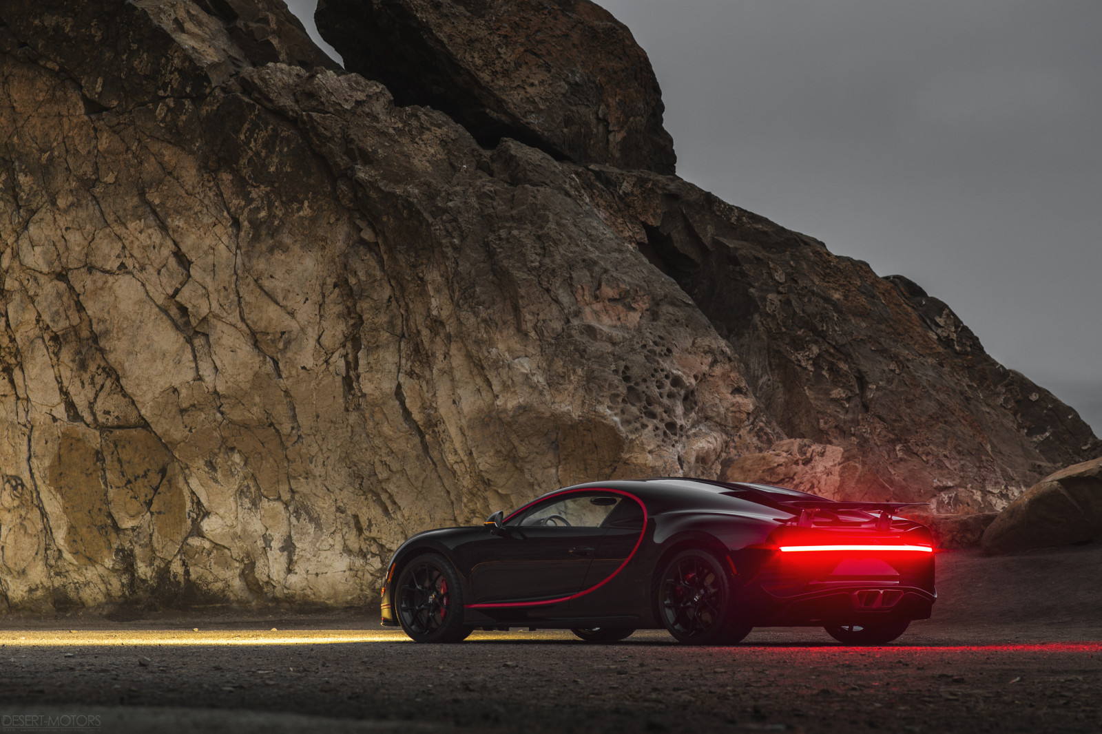 Buggati, Bugatti Chiron, černá auta, Hypercar, skály stěna