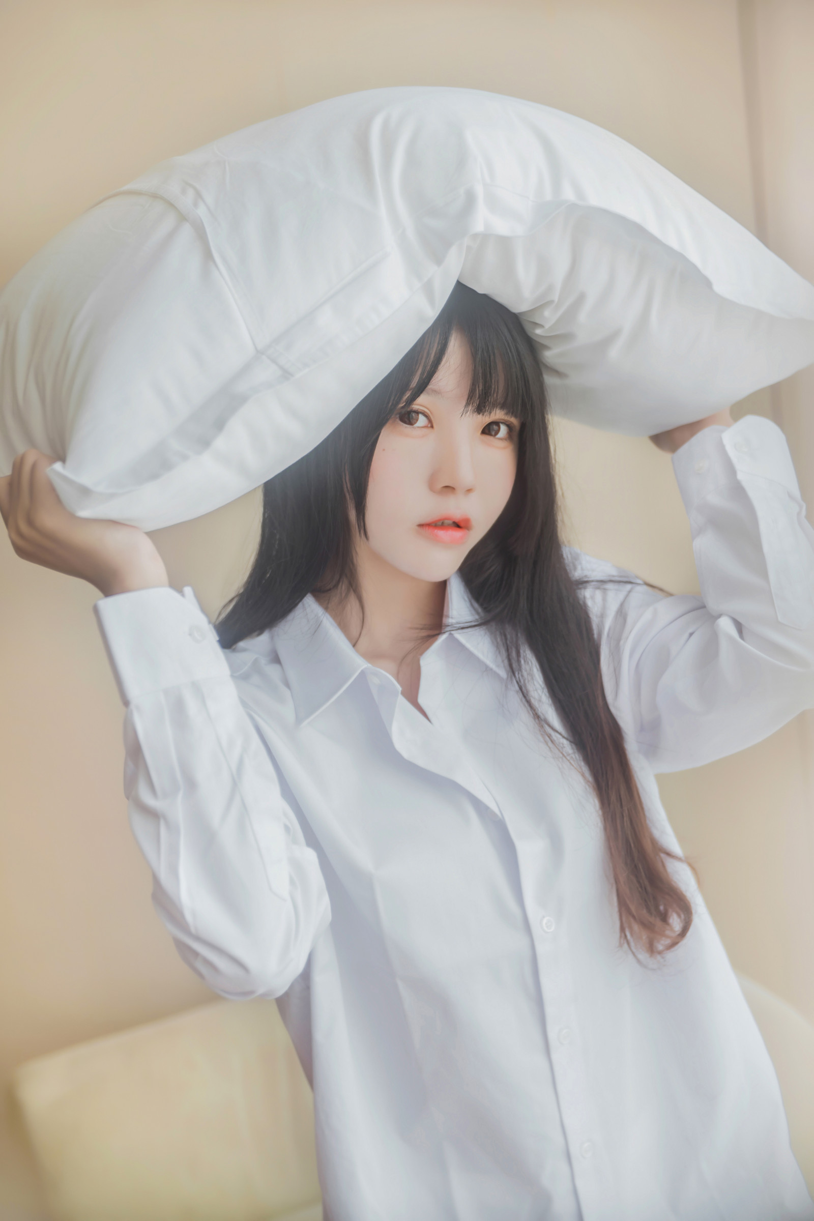 rameno, řasa, pohodlí, Lidské tělo, krk, textil, rukáv, gesto, límec, černé vlasy, ofina, dlouhé vlasy, street fashion, hime cut, módní design, paruka, vrstvené vlasy, hnědé vlasy, módní doplněk, dolní končetina, přeměna, sedící, Broskev, modelka, kostým, srst, jednotný, stehno, portrétní fotografie, hlubotiskové idol, Prádlo, focení, formální oblečení, maso