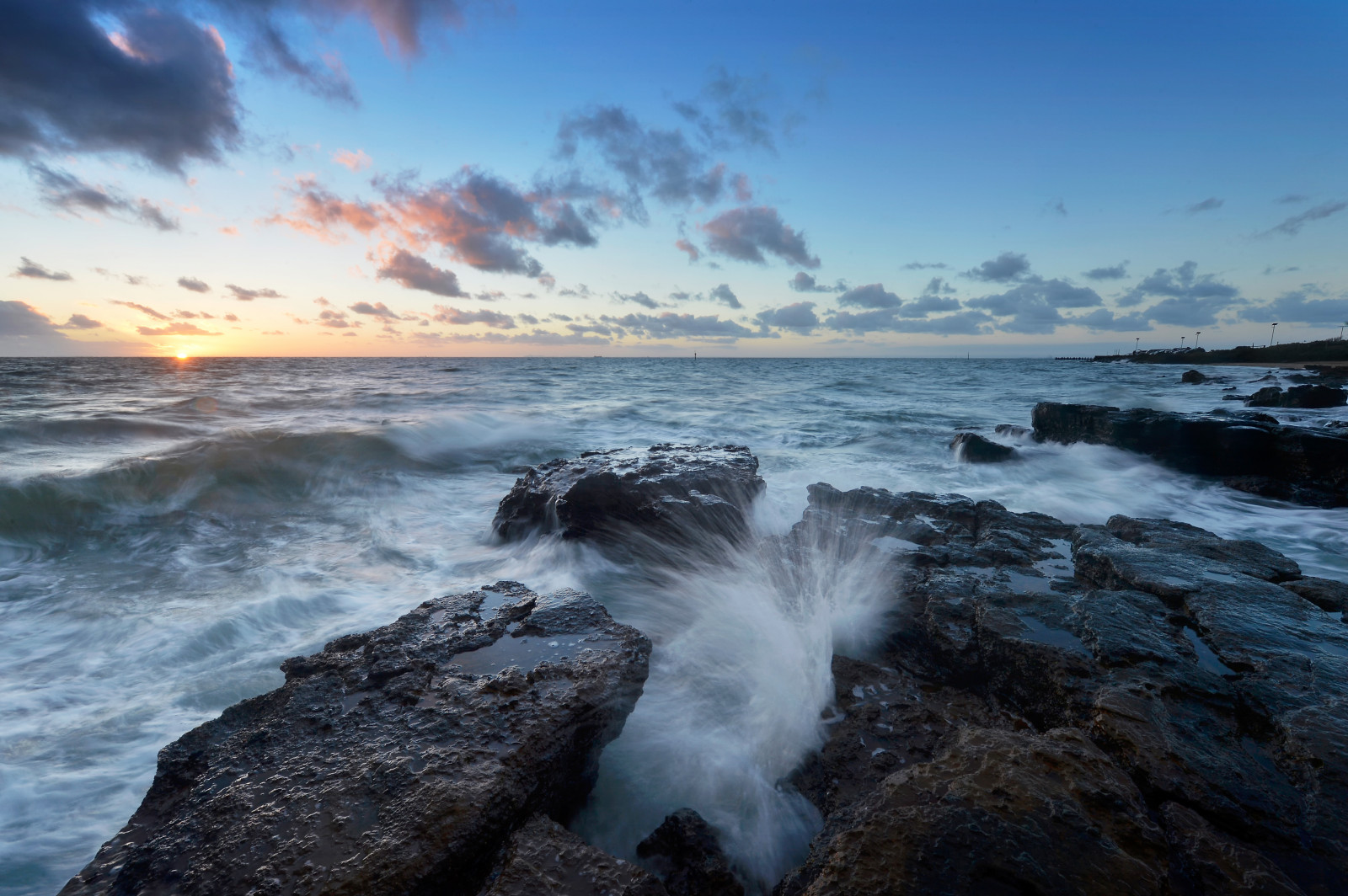 พระอาทิตย์ตก, ทะเล, หิน, ฝั่ง, ชายหาด, พระอาทิตย์ขึ้น, เช้า, ชายฝั่ง, หน้าผา, ขอบฟ้า, แหลม, ภูมิประเทศ, เมฆ, วัน, รุ่งอรุณ, มหาสมุทร, คลื่น, วัสดุ, pwpartlycloudy, เนื้อน้ำ, คลื่นลม