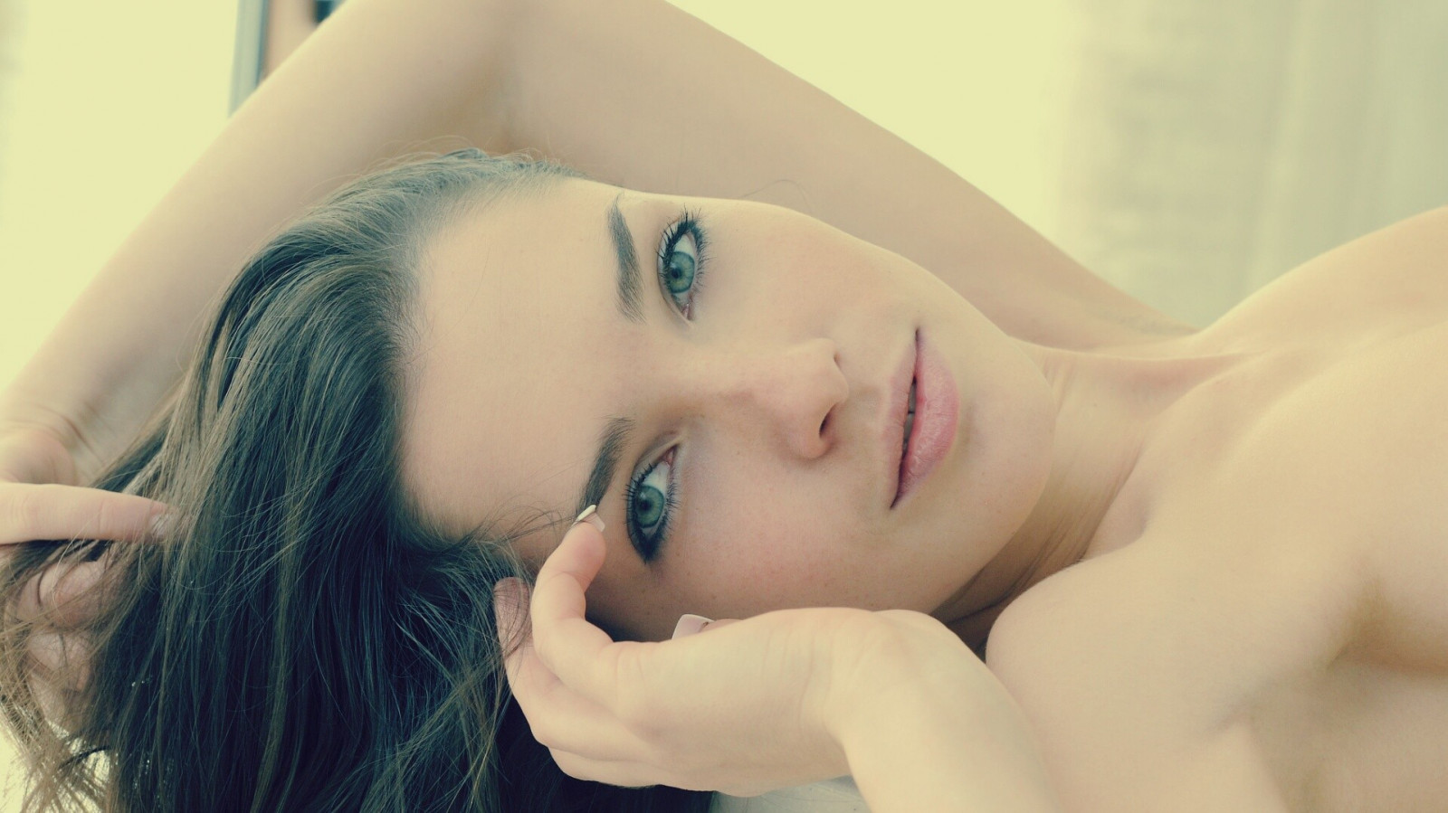 ženy, model, dlouhé vlasy, bruneta, zelené oči, fotografování, modrý, černé vlasy, vlasy, pusa, Osoba, kůže, dívka, krása, oko, ruka, noha, smysl, blond, účes, focení, umění model, Lidské tělo, orgán, zblízka, interakce, lidská činnost