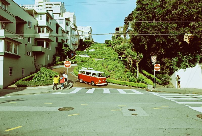 město,ulice,auto,vozidlo,tráva,silnice