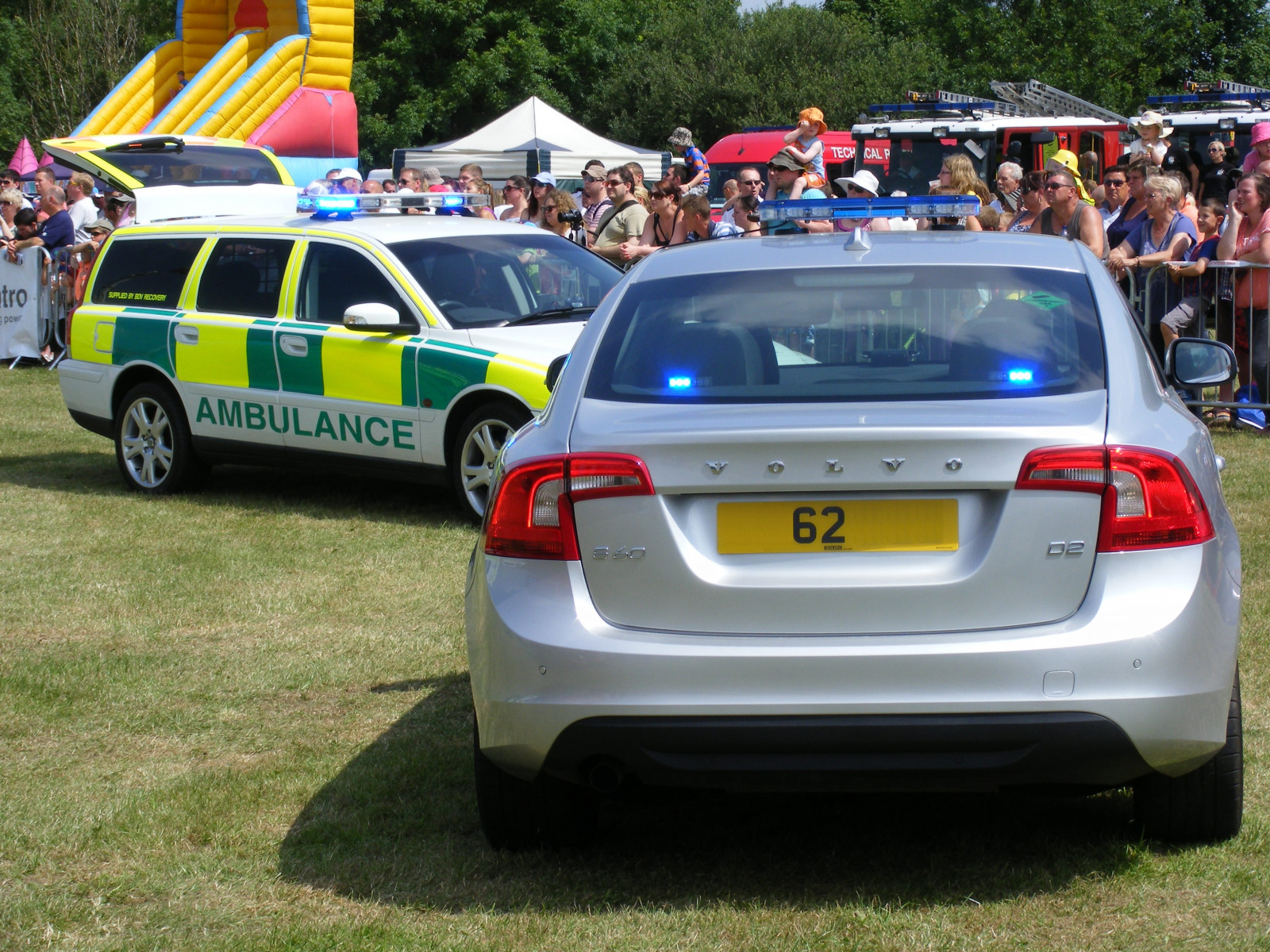 policie, auto, budova, park, vozidlo, Anglie, Talíř, Království, Volvo, Spojené království, 2013, Zachránit, 7, Severní, limuzína, S60, sobota, země, den, skvělý, sjednocený, vozidla, nouzový, červenec, 62, vedený, jezírka, lincolnshire, Británie, záchranná služba, servis, automobilového designu, automobilový exteriér, policejní auto, rodinný vůz, kompaktní vůz, motorové vozidlo, profese, městské auto, střední velikost auta, doktor, 13, v plné velikosti vůz, služby, rampa, neoznačený, vymáhání práva, Šíle, Dscf8336