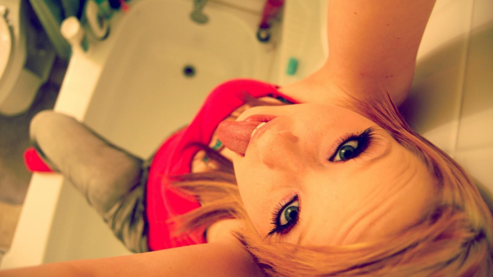 tvář, model, obarvené vlasy, Červené, šaty, modrý, vlasy, jazýčky, růžový, emoce, kůže, hlava, barva, dívka, krása, usměj se, oko, žena, ruka, dáma, zábava, prst, noha, smysl, blond, sladkost, mimika, Lidské tělo, orgán, interakce