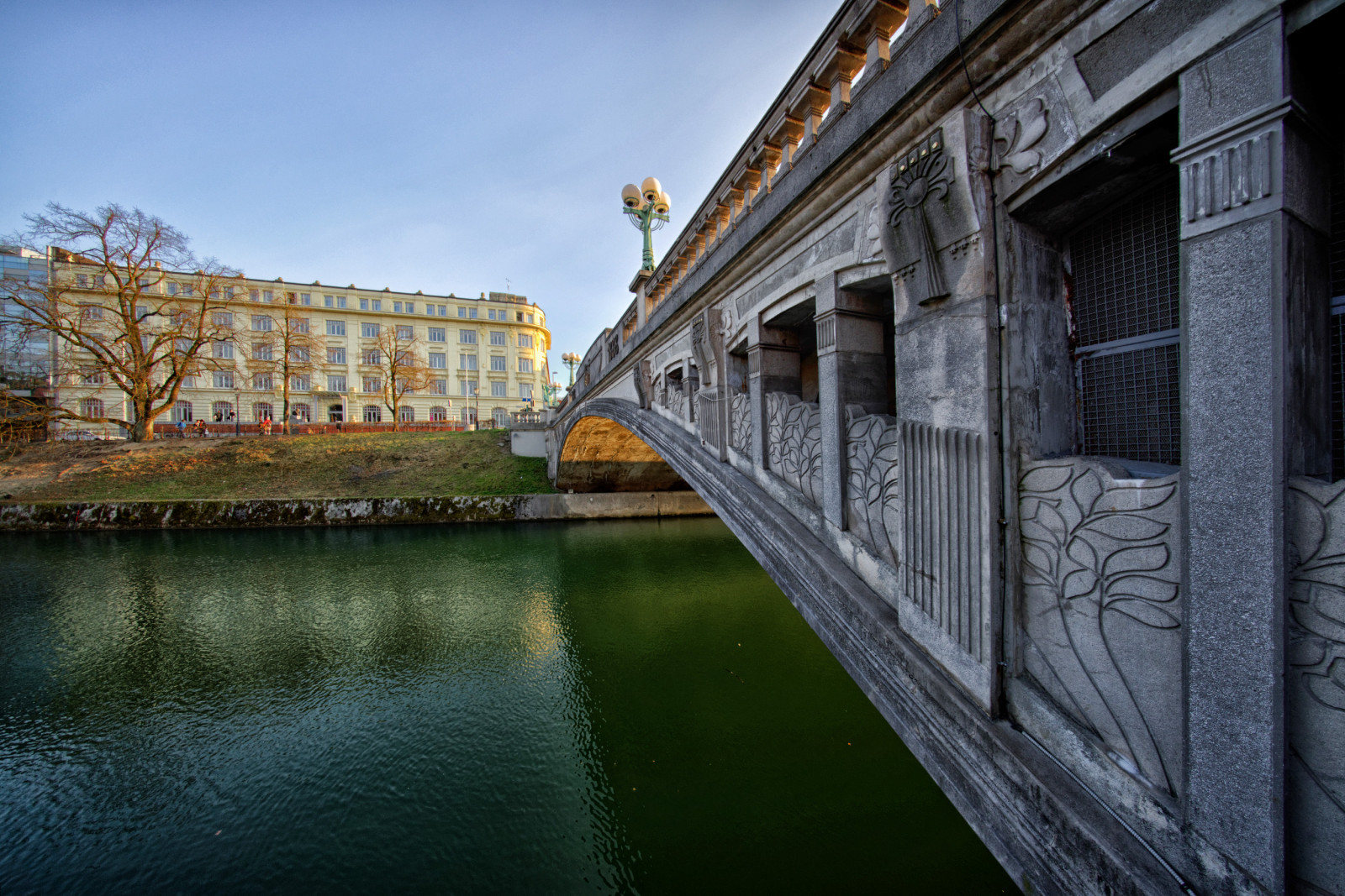 solnedgang, blomster, by, bybilledet, arkitektur, vand, afspejling, bro, flod, Sony, Slovenien, kanal, perspektiv, drager, beton, monument, vidvinkel, rejse, populær, refleksioner, vandveje, UWA, slovenija, Ljubljana, Ljubljanica, secessionstyle, pyntet op
